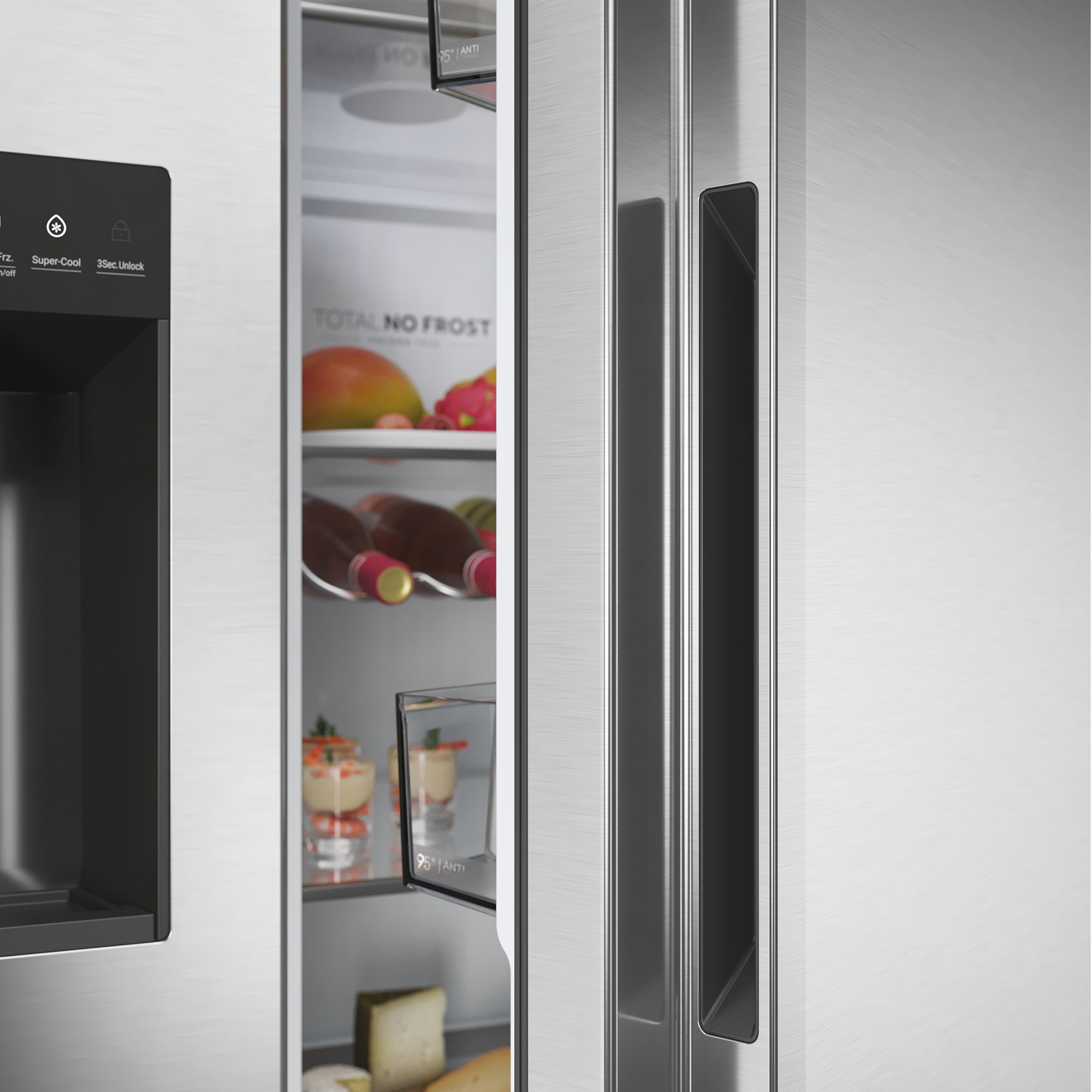 Edelstahlkühlschrank mit geöffneter Tür. Innen sind Früchte, Flaschen und Käse zu sehen.