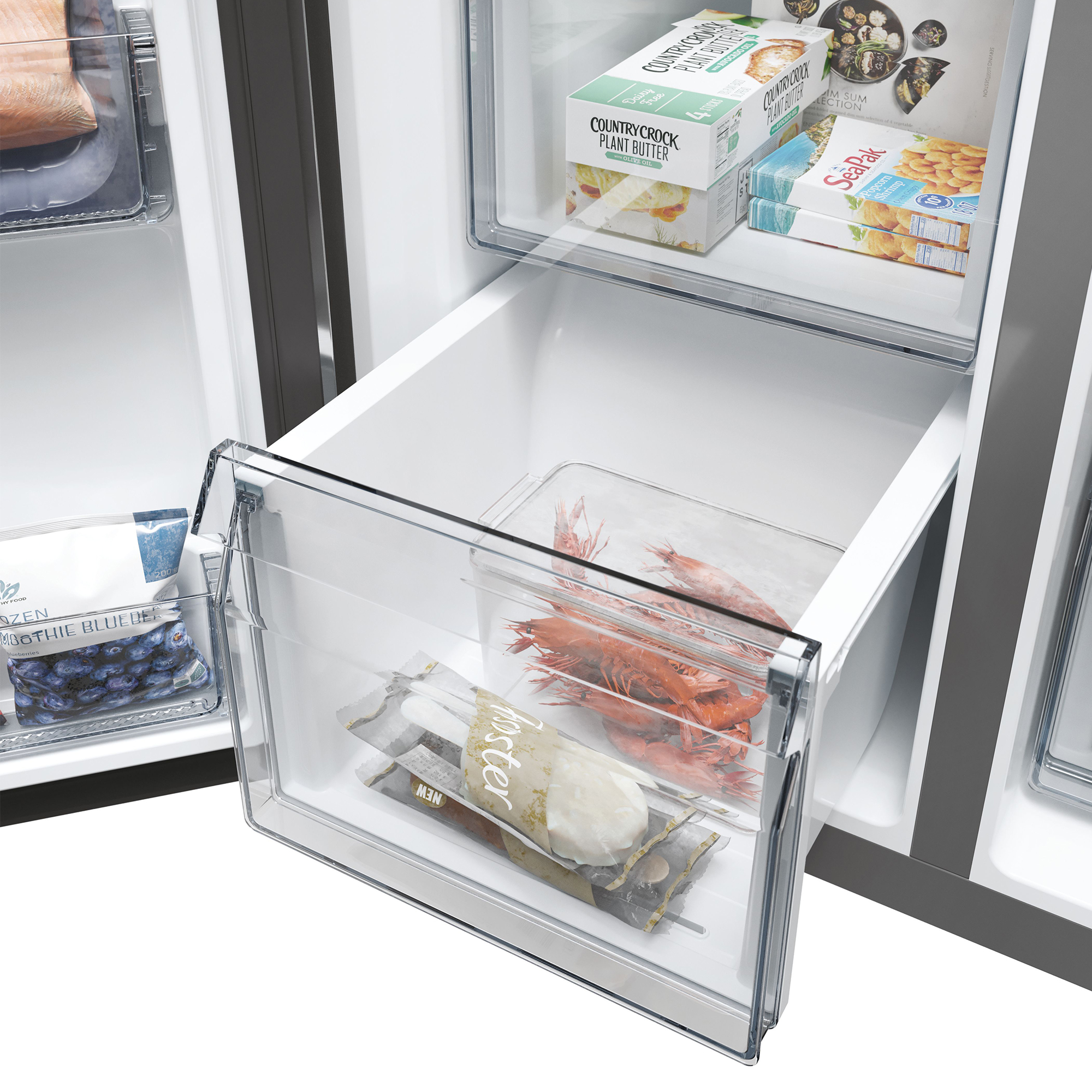 Gefrierschrank mit gefrorenen Garnelen, Beeren, Butter und Fisch.