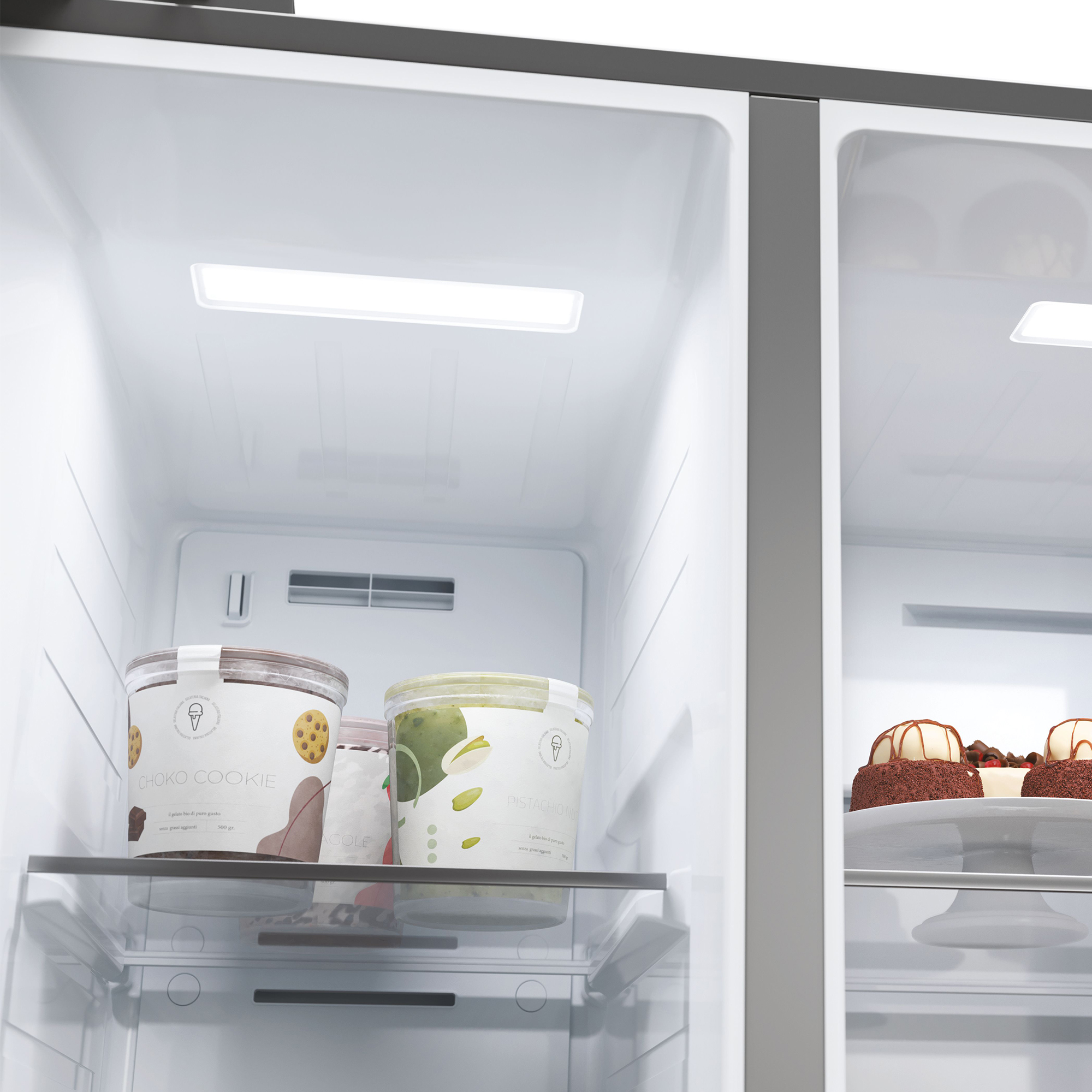Im Kühlschrank stehen Eiscremebehälter mit den Aufschriften 'Choko Cookie' und 'Pistachio Nut'.
