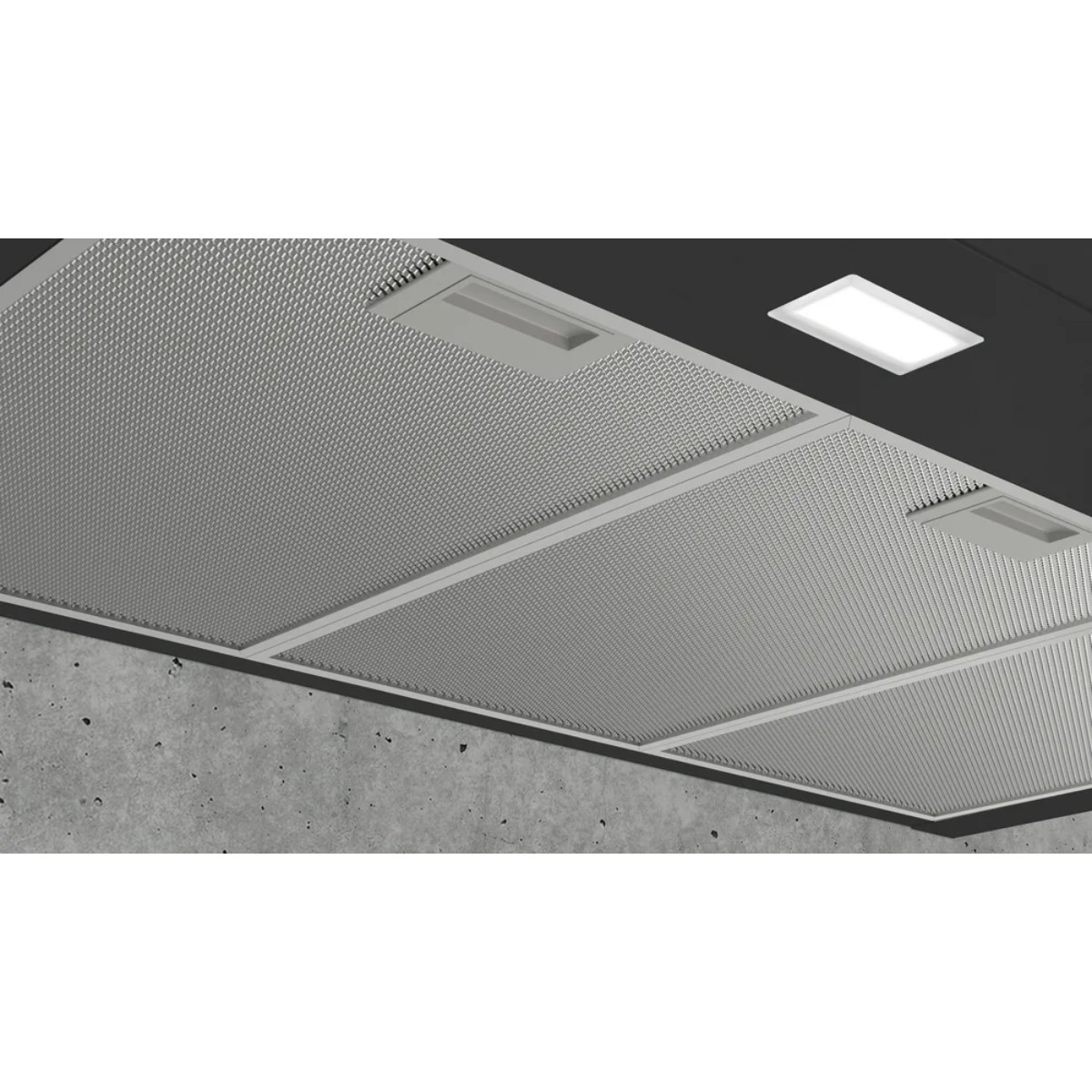 Luce a soffitto con filtro metallico e parete in cemento.