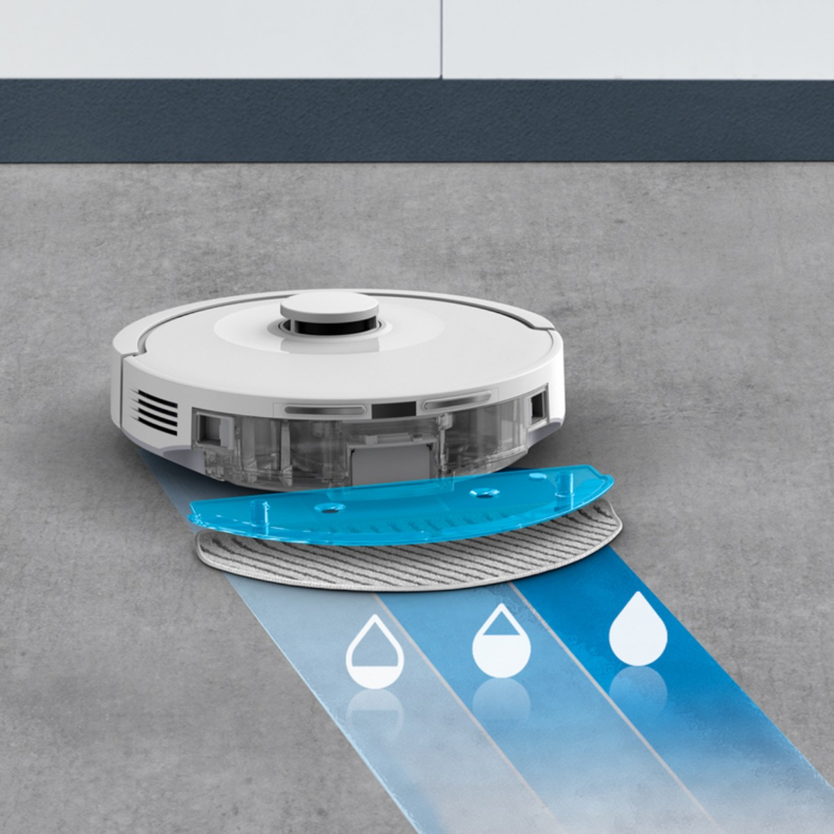 Un robot aspirador blanco con depósito de agua transparente y accesorio de mopa en suelo de hormigón.