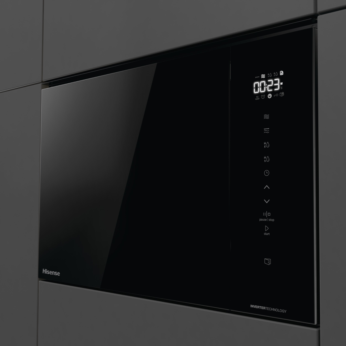 Moderne zwarte Hisense magnetron met digitaal display en touch bedieningspaneel.