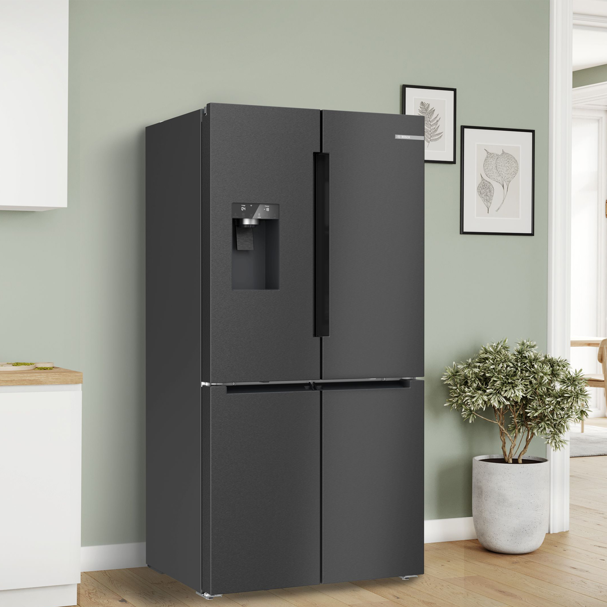 Ein moderner schwarzer Kühlschrank mit vier Türen und Wasserspender steht in einer Küche.