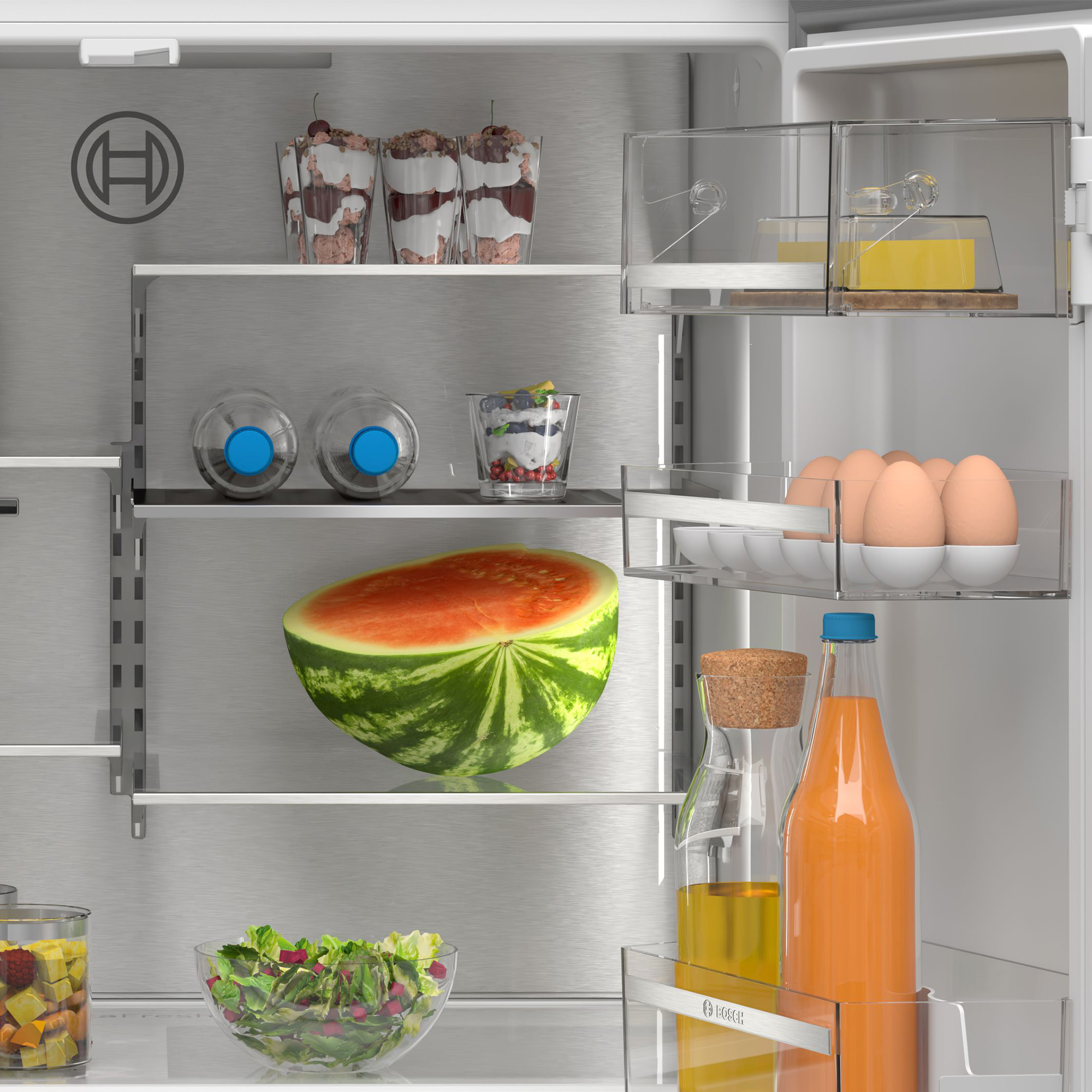 Ein offener Kühlschrank mit Desserts, Wasserflaschen, Wassermelone, Eiern und Saft.