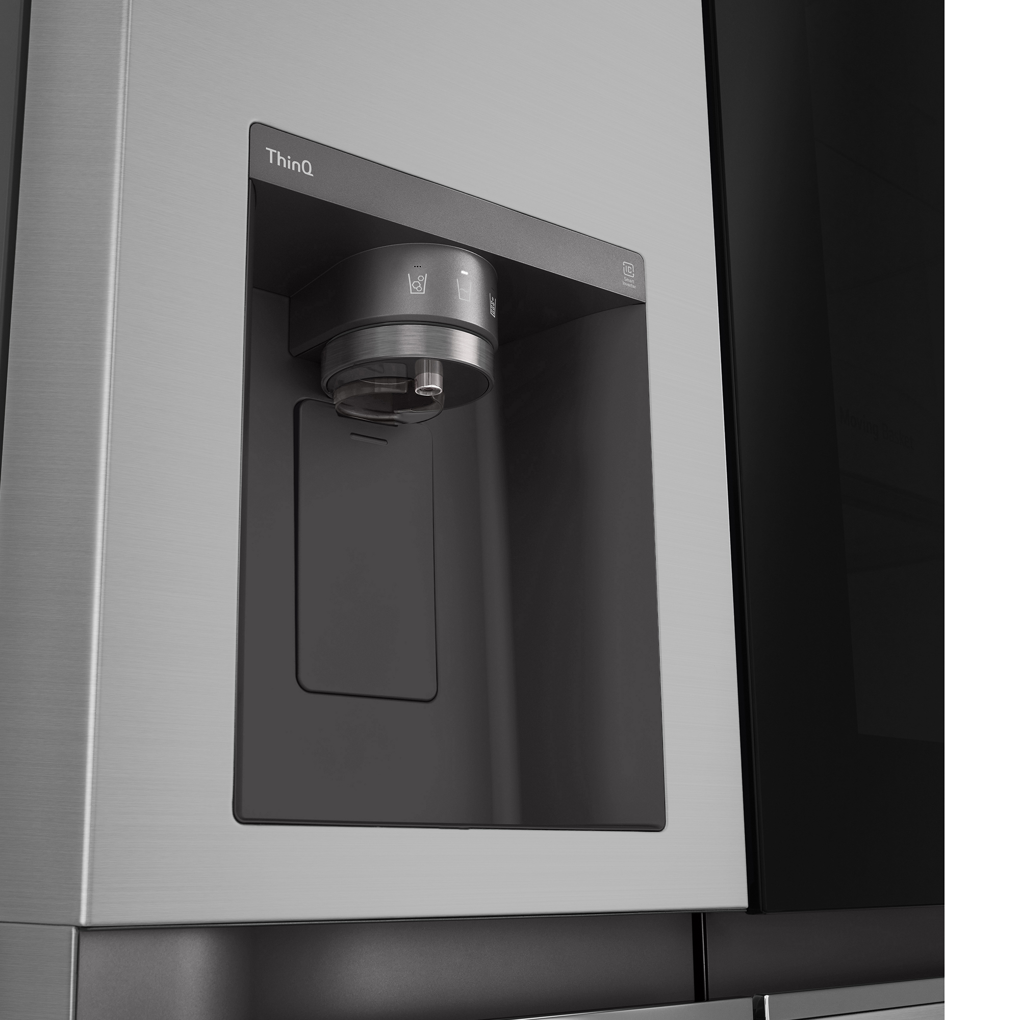 Primo piano di un dispenser d'acqua per frigorifero moderno con logo ThinQ e controlli.