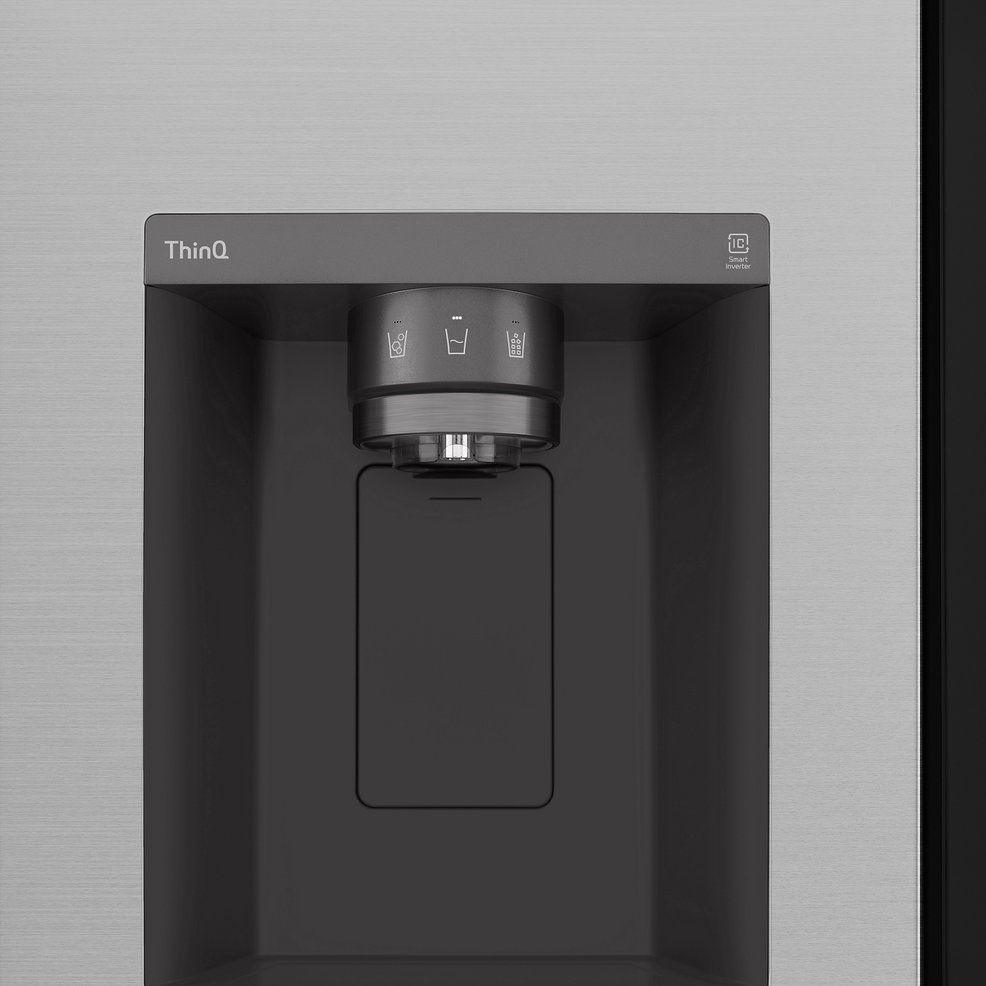 Dispenser acqua frigorifero con logo ThinQ e impostazioni ghiaccio/acqua.