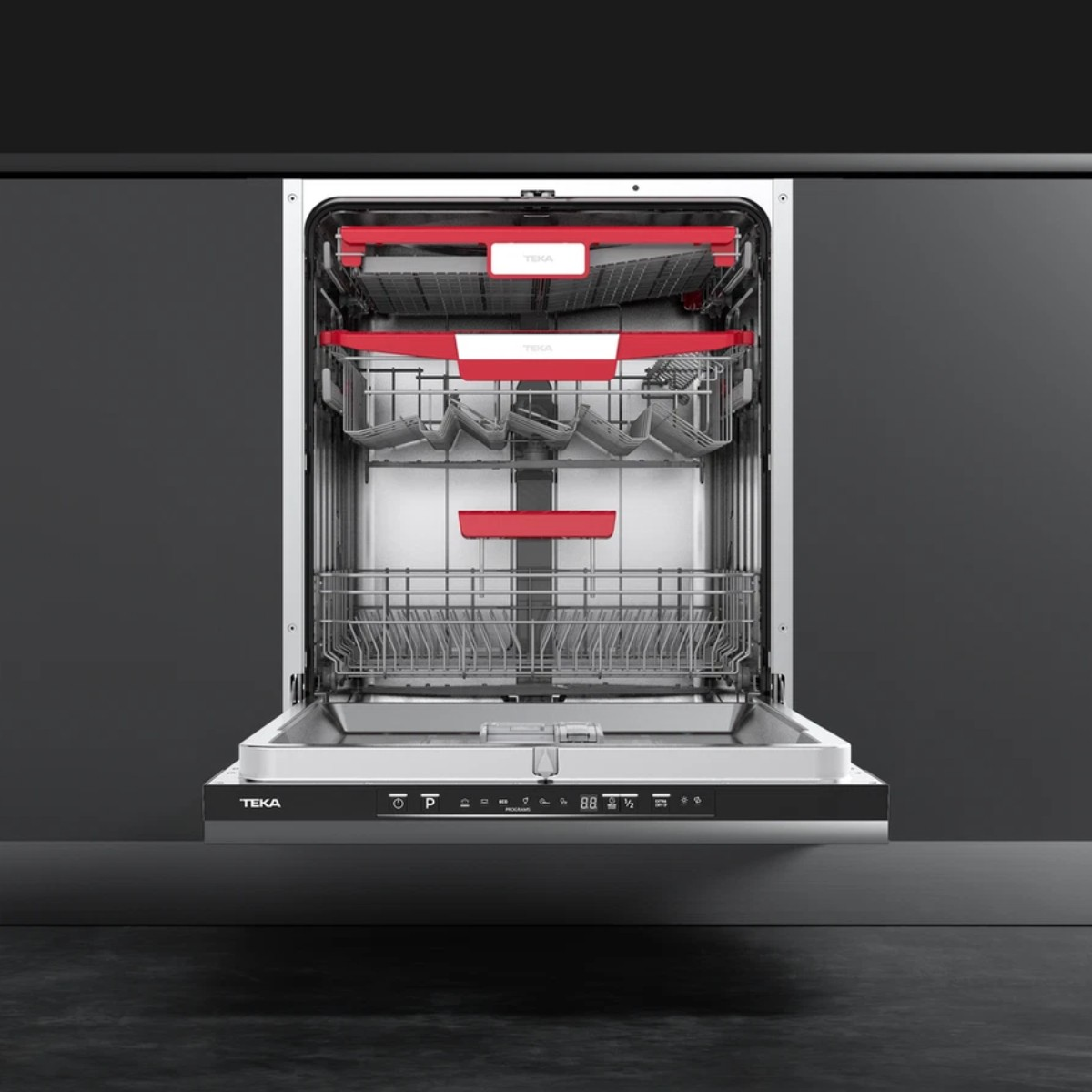 Een open vaatwasser met rode accenten en uittrekbare rekken.