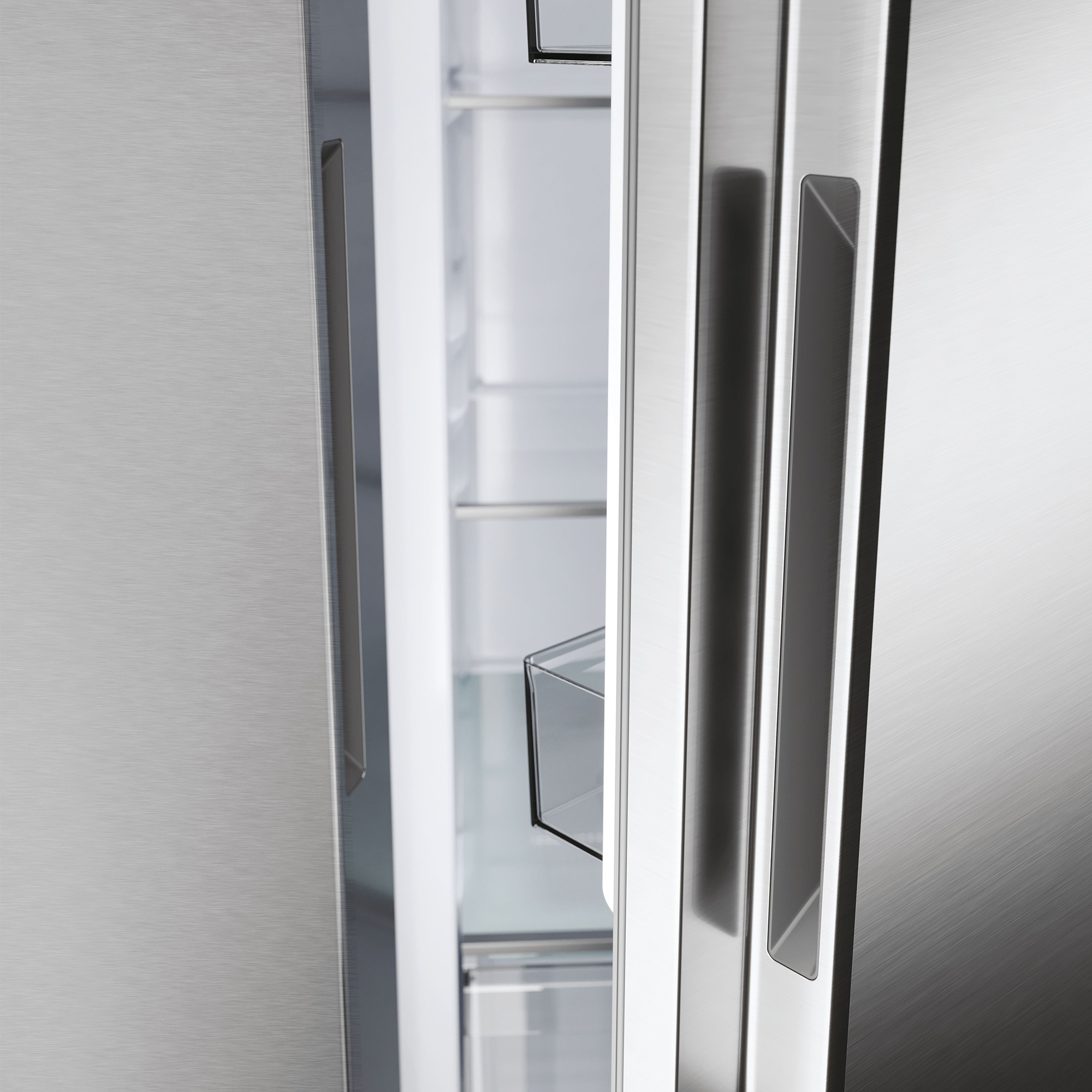 Ein offener Kühlschrank aus Edelstahl mit Regalen und einer Schublade.