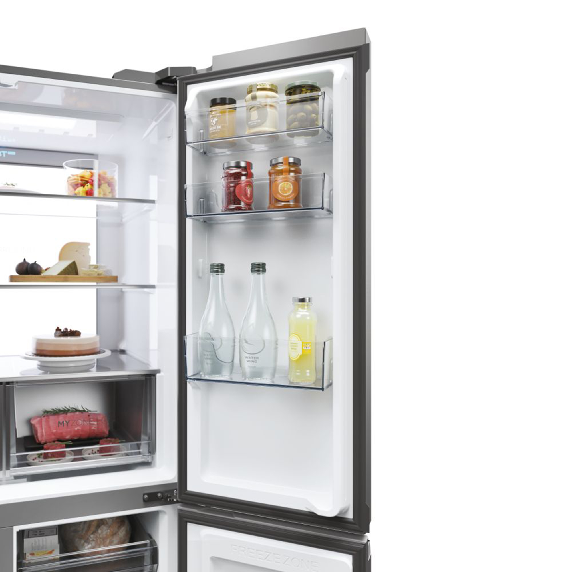 Ein offener Kühlschrank mit mehreren Fächern, gefüllt mit Lebensmitteln.