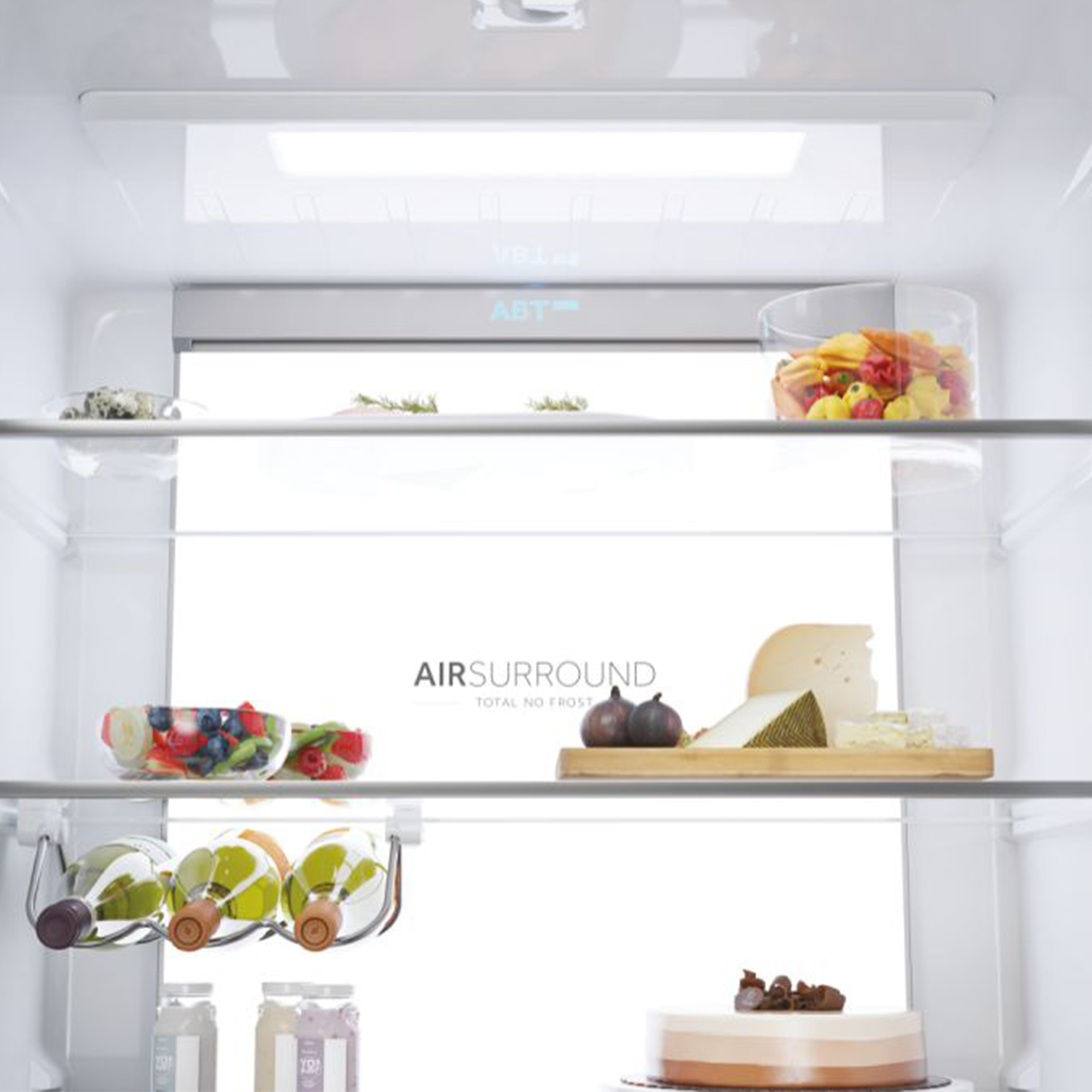 Ein offener Kühlschrank mit Obst, Käse, Wein und Kuchen.