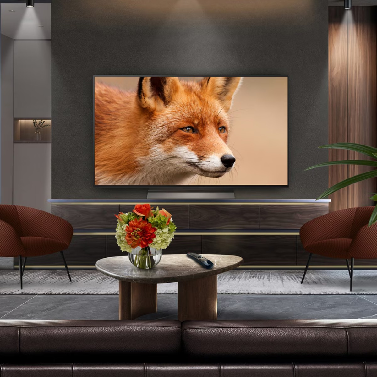 Un visage de renard affiché sur un écran de télévision dans un salon moderne.