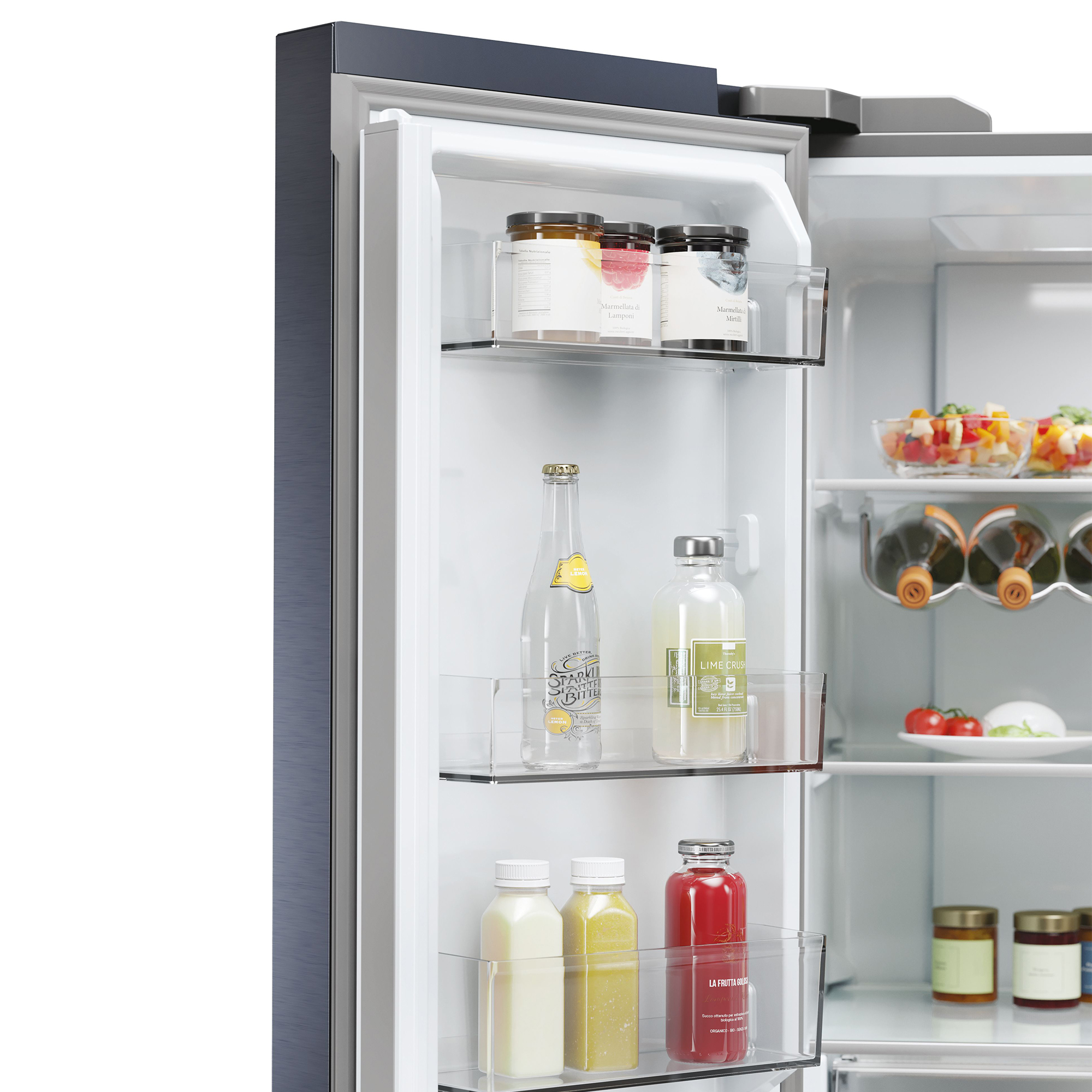 Offener Kühlschrank mit Gläsern, Flaschen und Lebensmitteln auf Regalen.