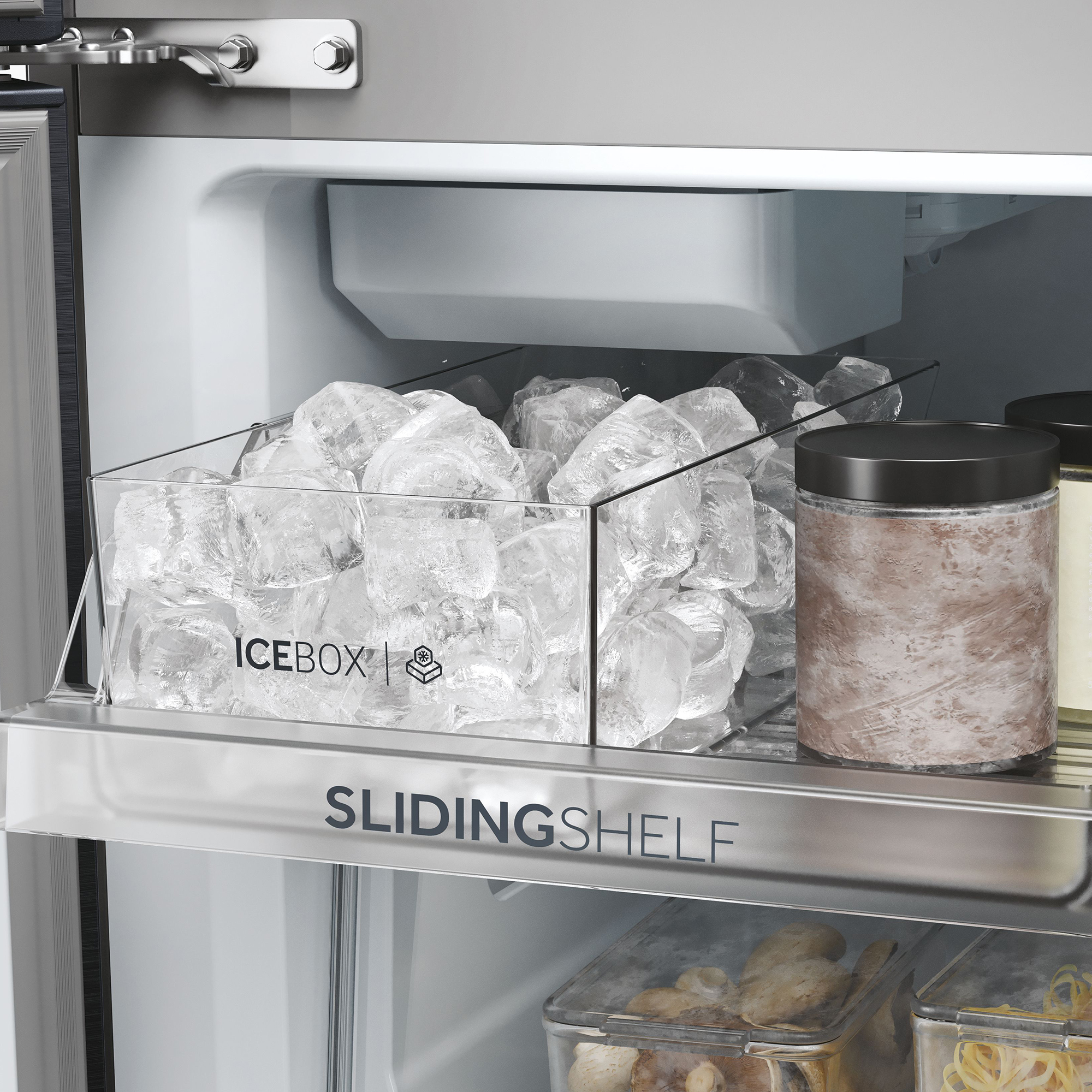 Gefüllte Eisbox aus Glas steht auf einem Auszug im Kühlschrank.
