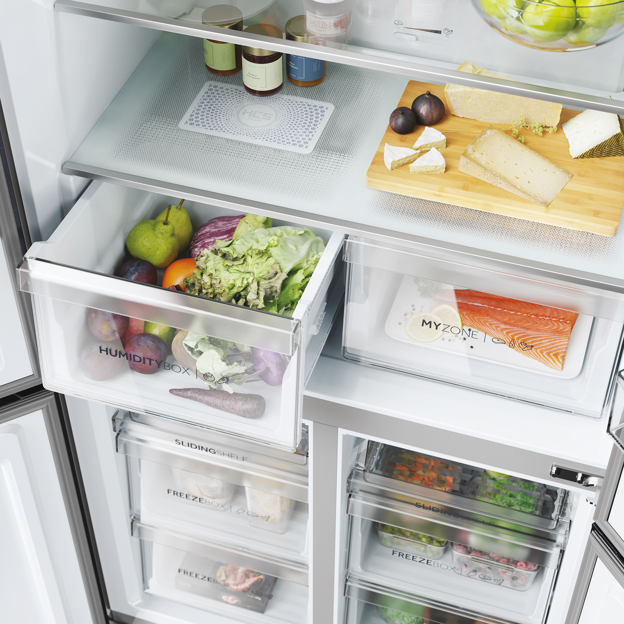 Offener Kühlschrank mit Käse, Obst, Gemüse und Lachs.