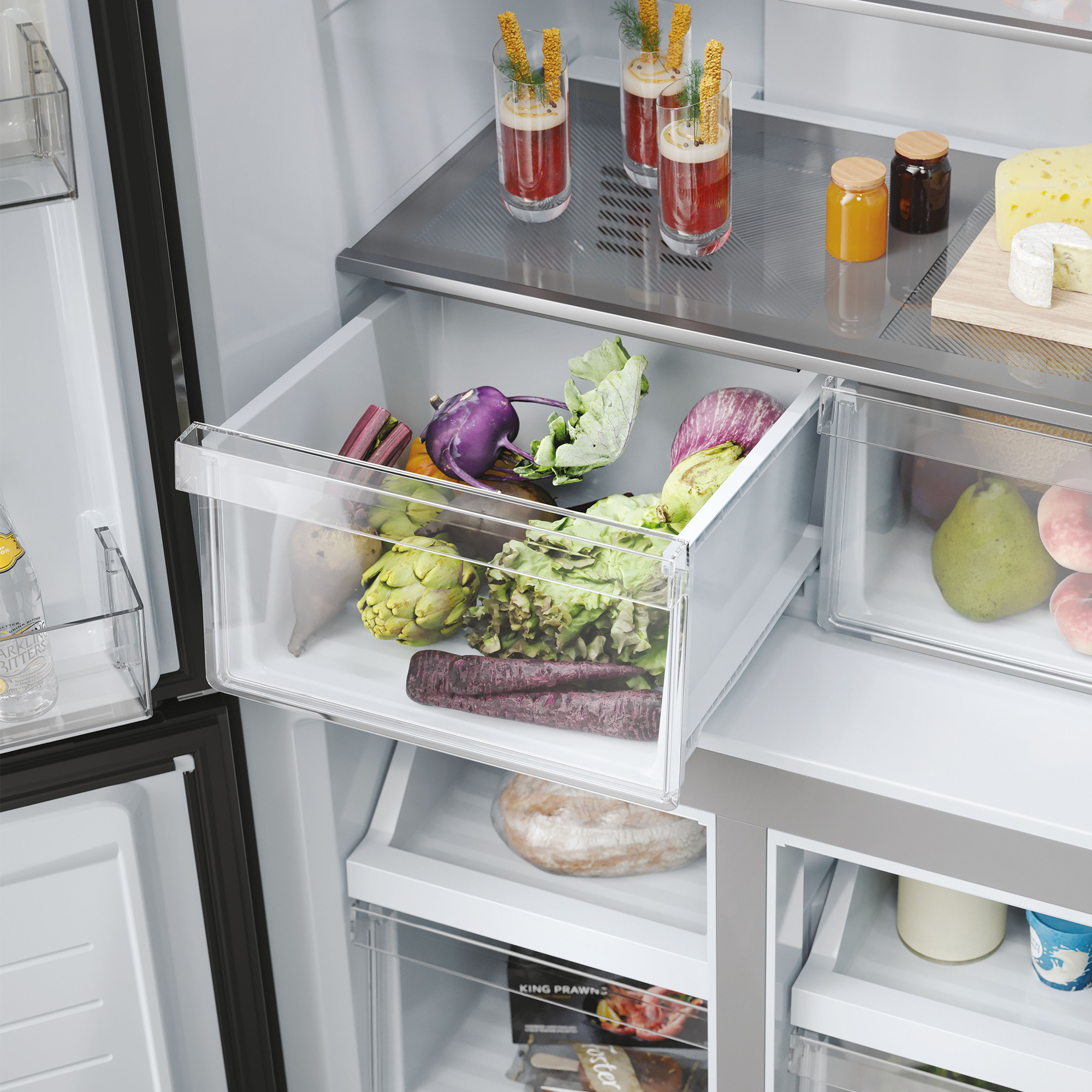 Ein offener Kühlschrank mit Gemüse, Obst, Getränken und Käse.