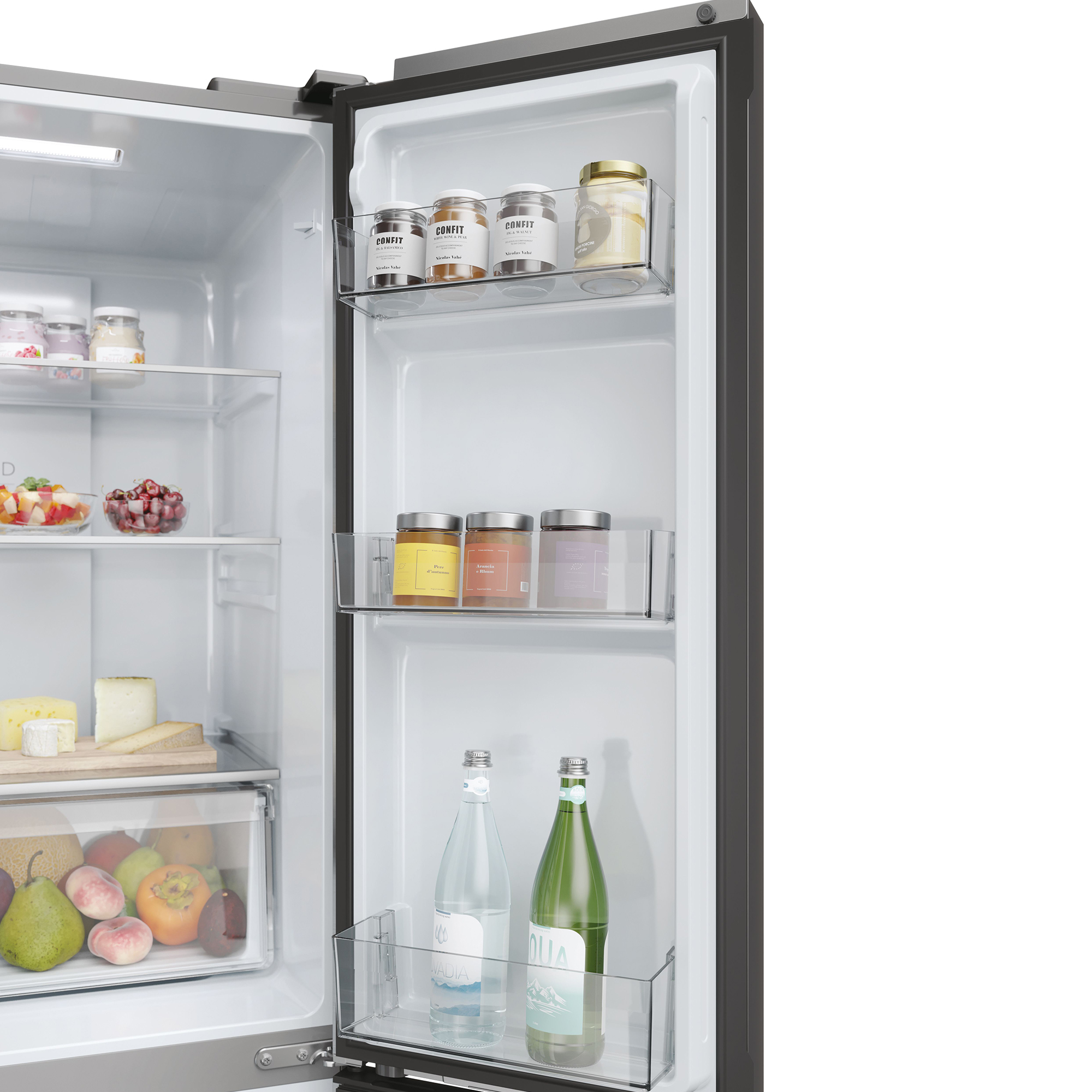 Ein offener Kühlschrank mit Gläsern, Obst, Käse und Flaschen.