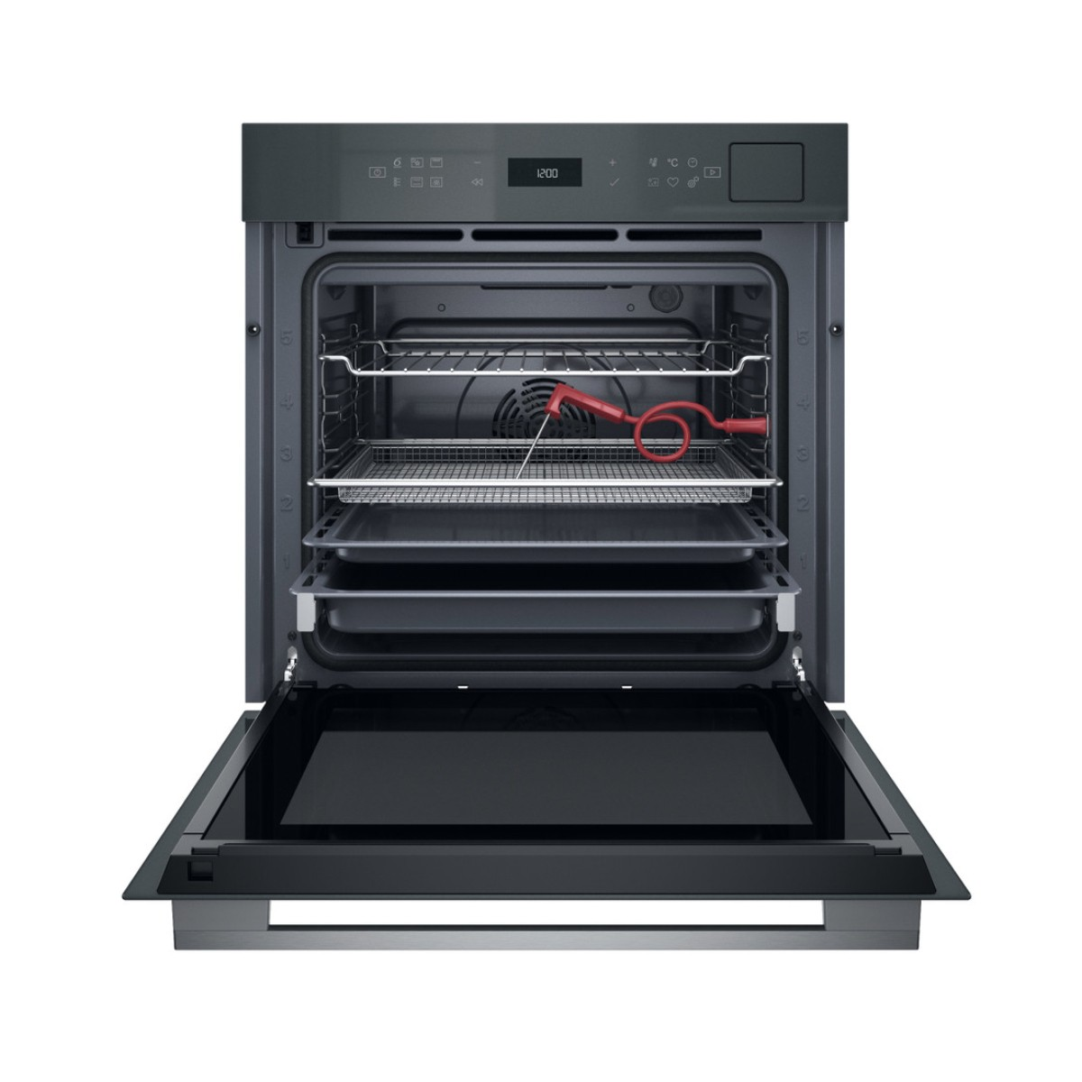Een open inbouwoven met een rode vleesthermometer op het rooster.