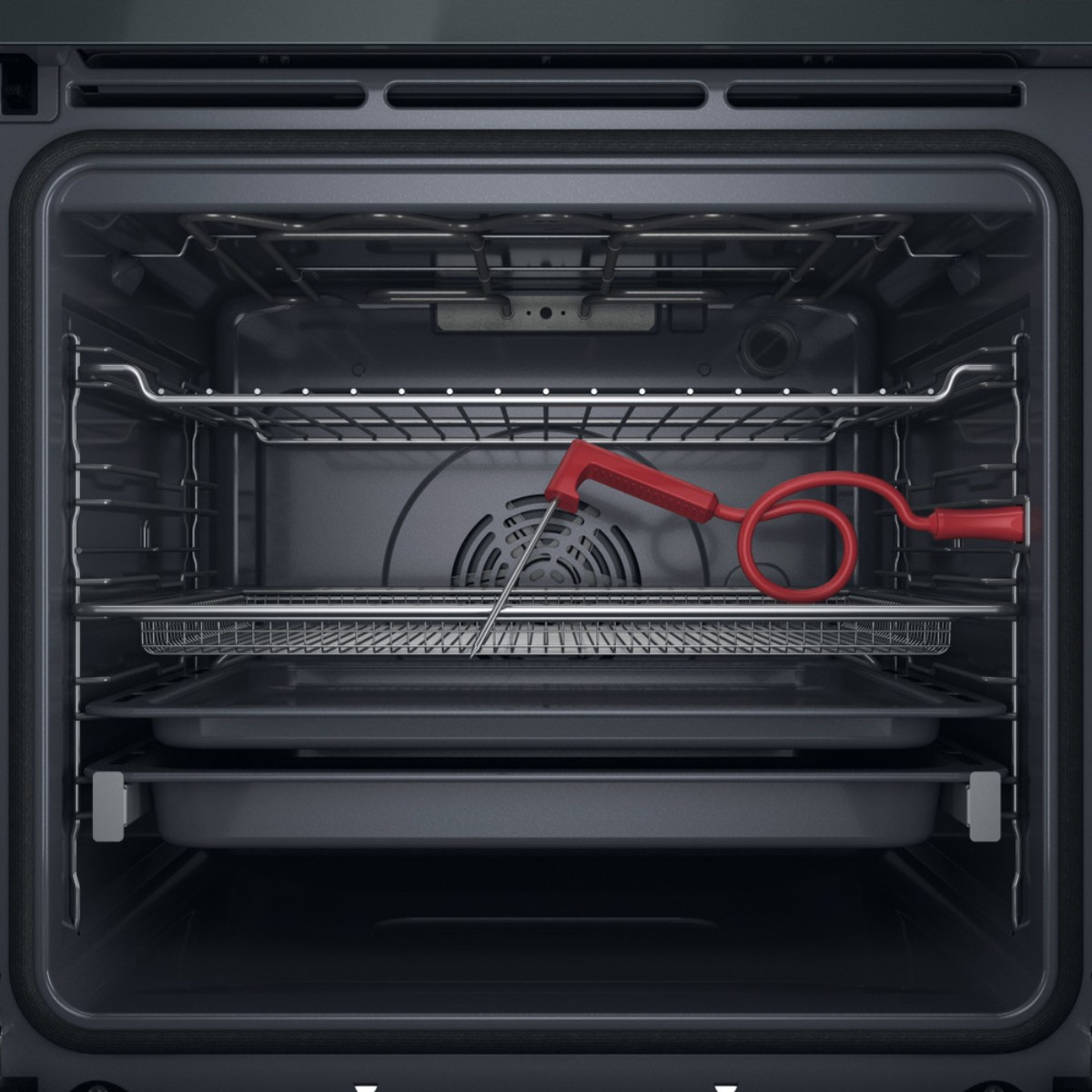 Een rode vleesthermometer met snoer rust op een rooster in een open oven.