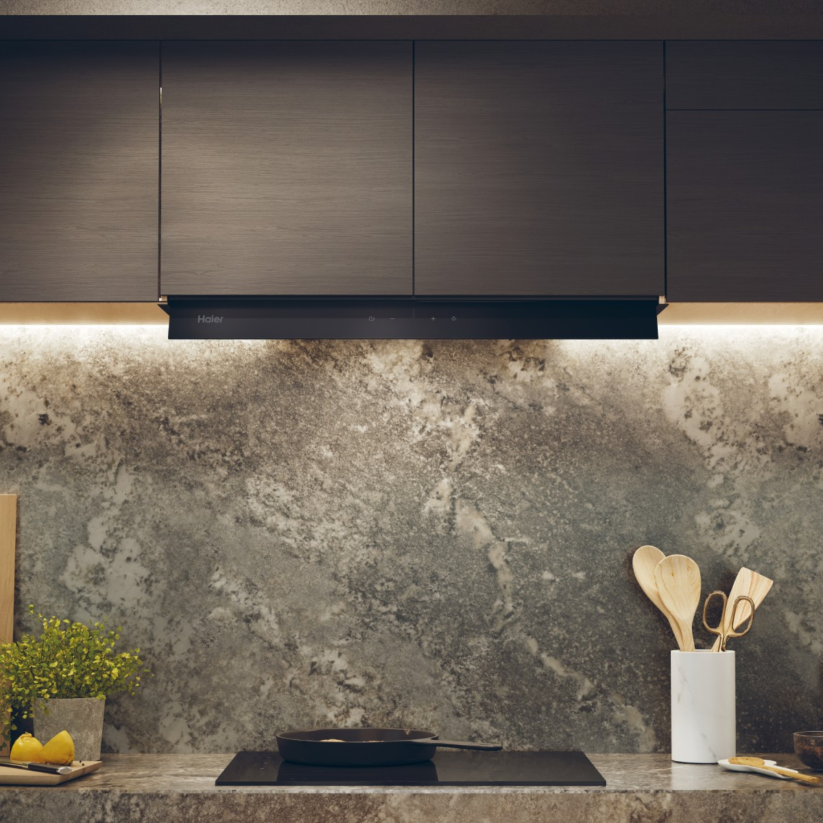 Una cocina moderna con gabinetes de madera oscura, salpicadero de piedra y campana extractora negra.