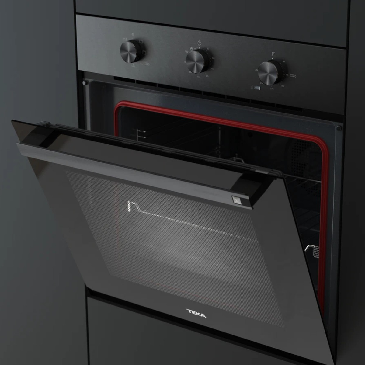 Czarny piekarnik do zabudowy z otwartymi szklanymi drzwiami, czerwonym uszczelnieniem i pokrętłami.