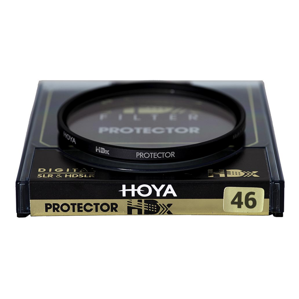 Een Hoya HDX 46 mm protectorfilter in de zwart-gouden verpakking.