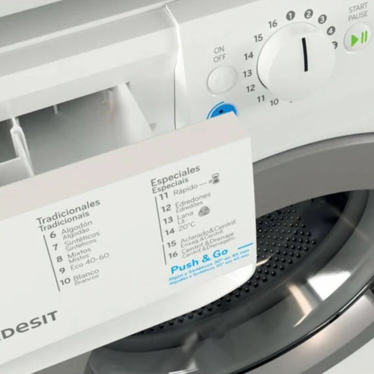 Primer plano del panel de control de una lavadora con selector de programas.