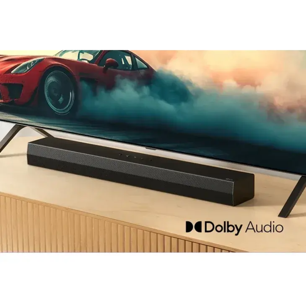 Schwarze Soundbar vor einem Fernsehgerät, das einen roten Sportwagen in Rauch zeigt.