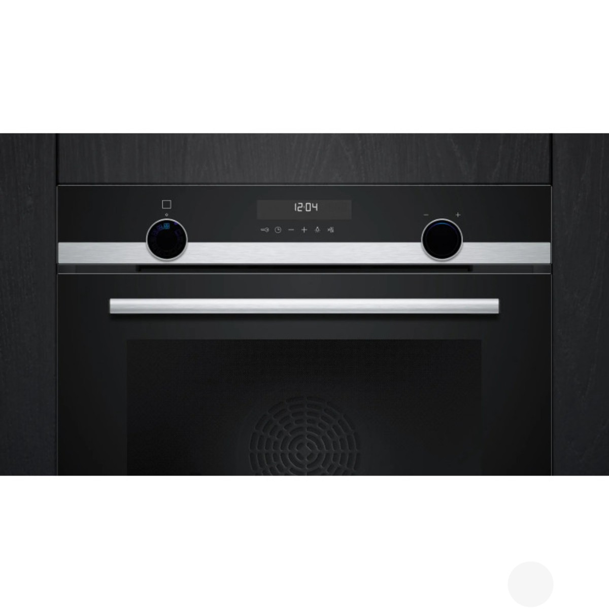 Un forno da incasso nero moderno con controlli argentati e display digitale dell'ora.