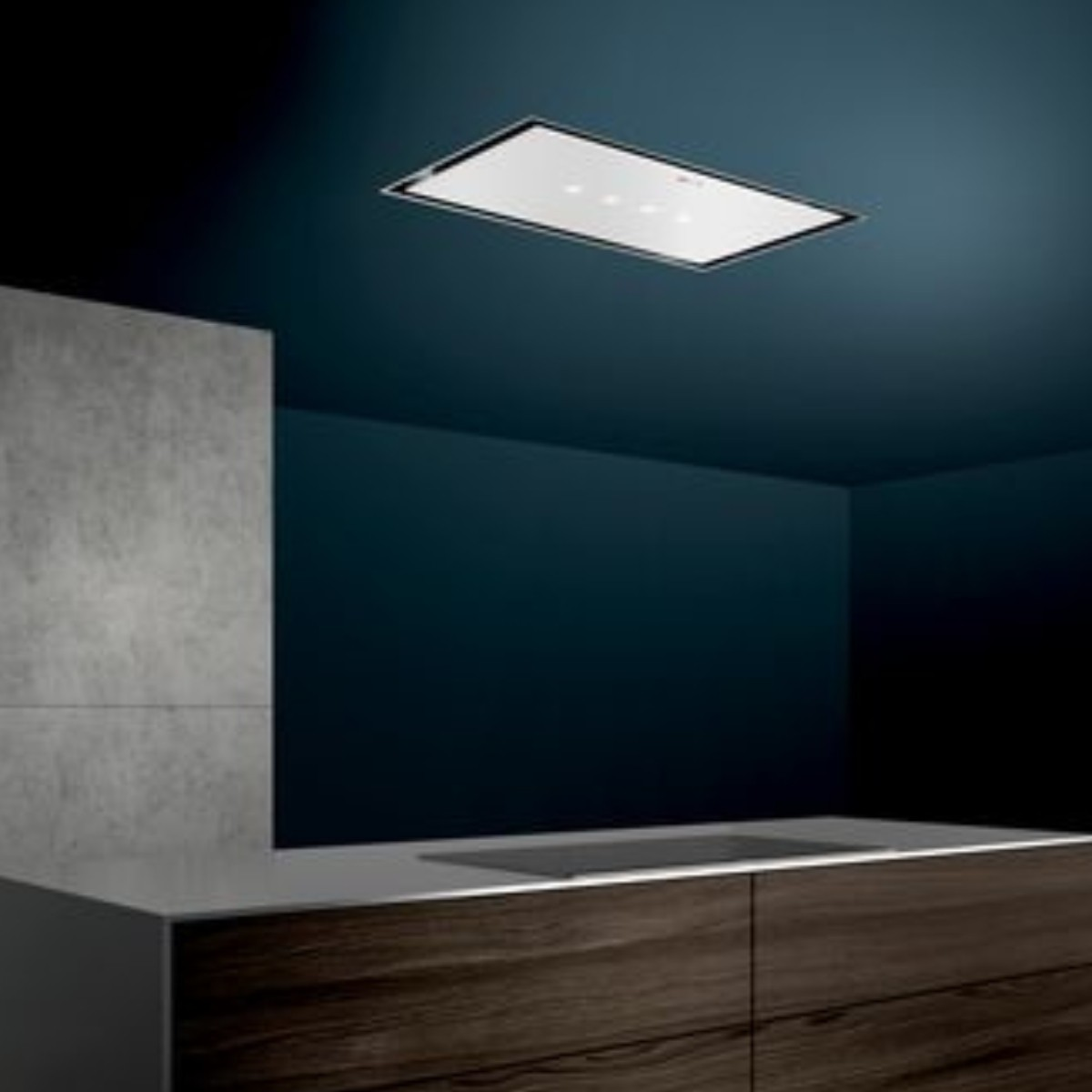 Moderne plafondlamp met kookplaat in een keuken met donkerhouten kasten.