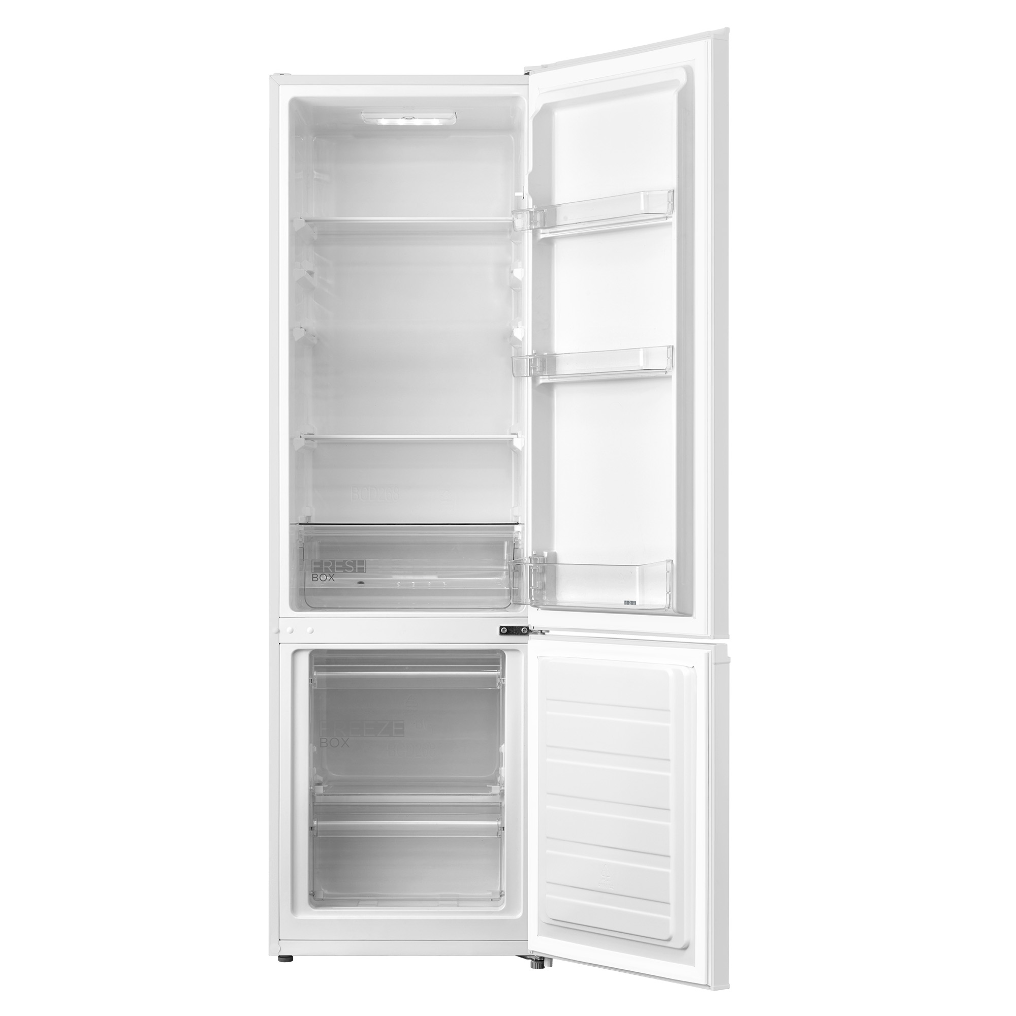 Un refrigerador blanco con la puerta abierta, mostrando estantes y cajones.