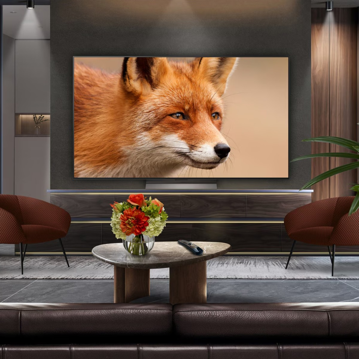 Een vossen gezicht op een tv in een moderne woonkamer met fauteuils.