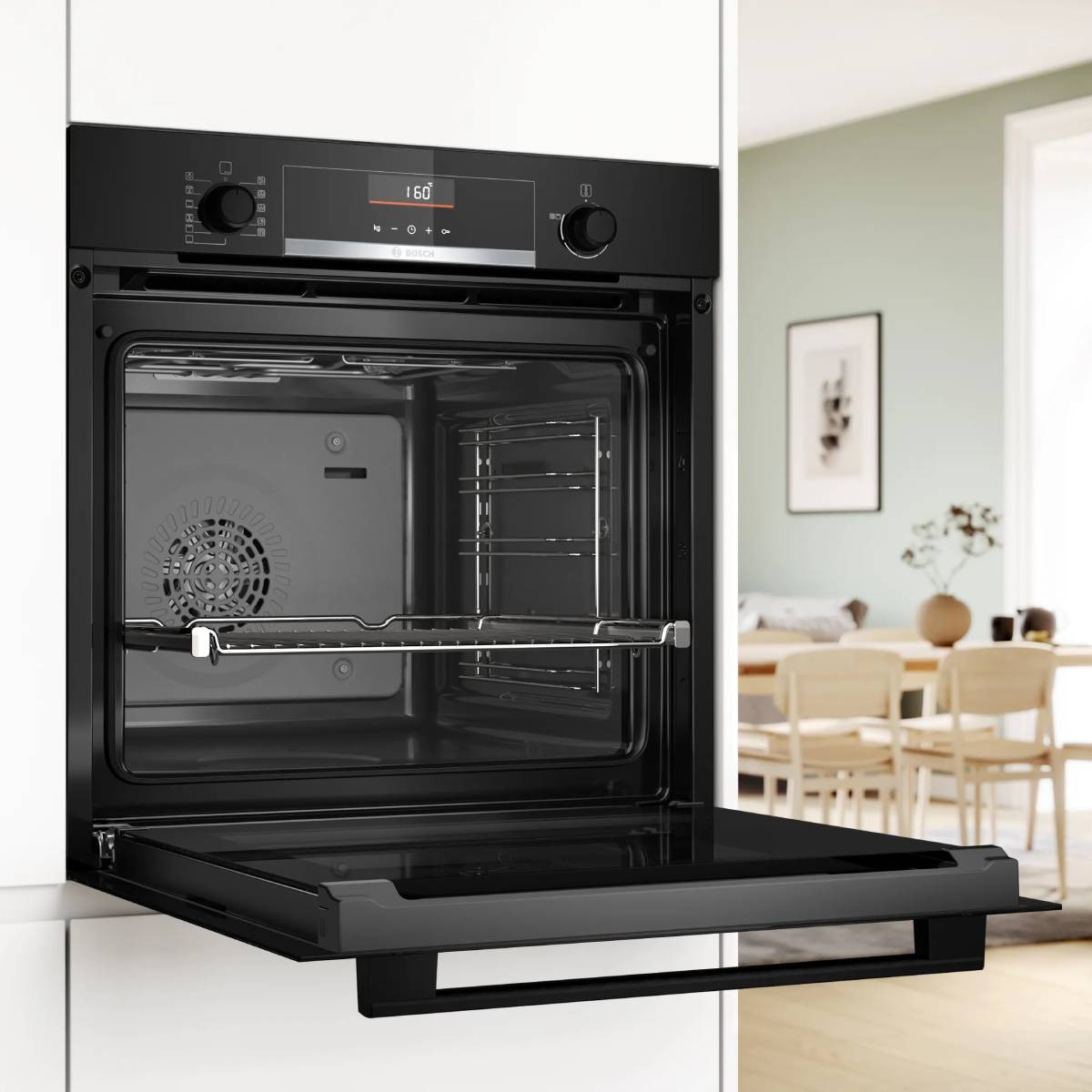 Un horno empotrado moderno y negro con la puerta abierta, mostrando el interior y las rejillas.