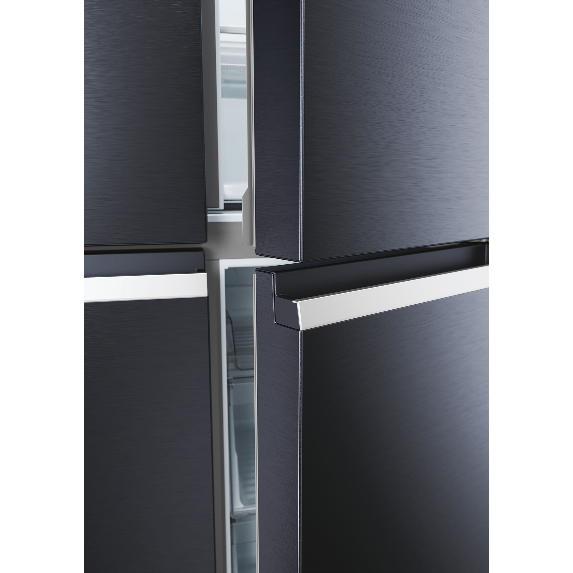 Refrigerador gris oscuro con acabado cepillado y tirador plateado.