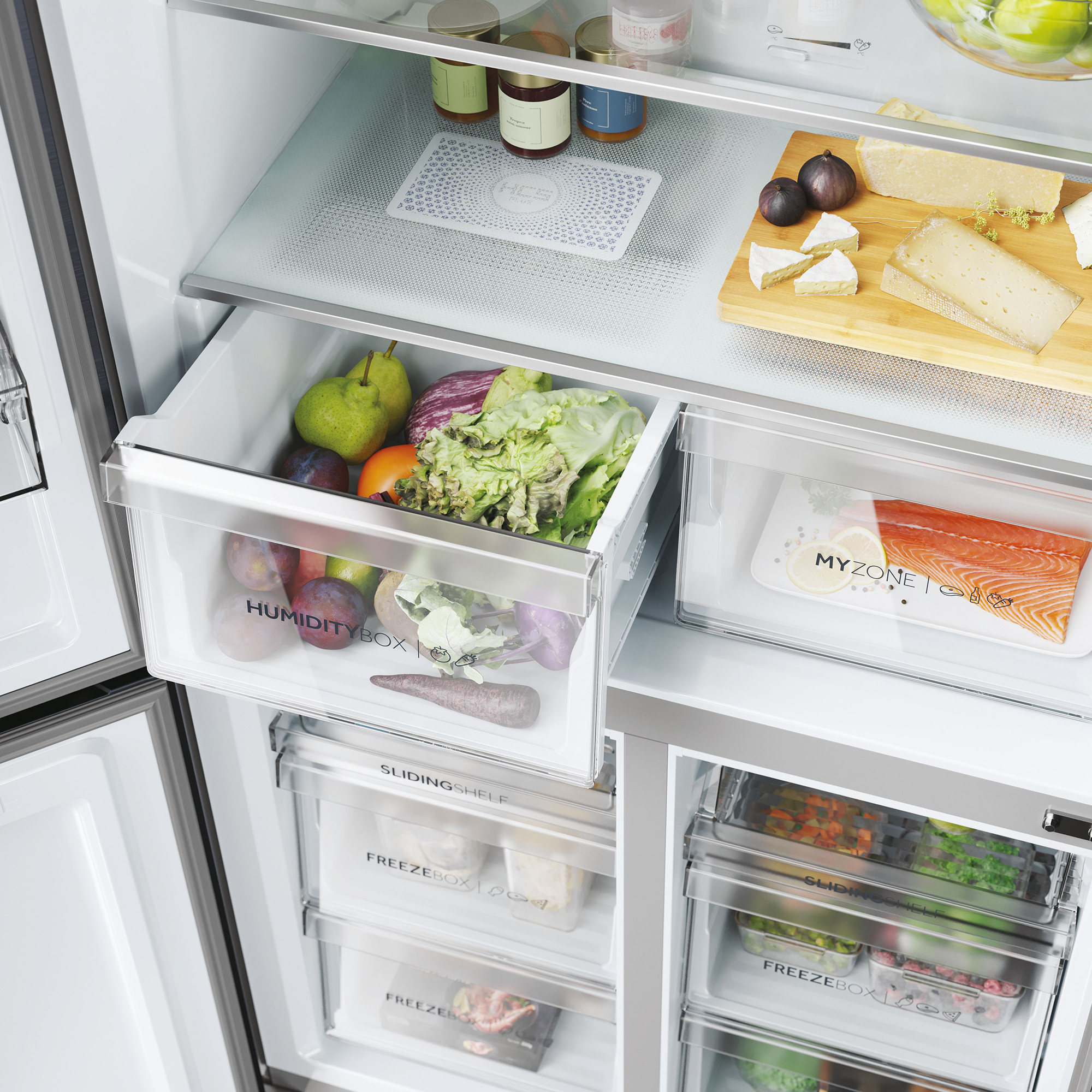 Refrigerador abierto con queso, higos, salmón, verduras, frutas y frascos.