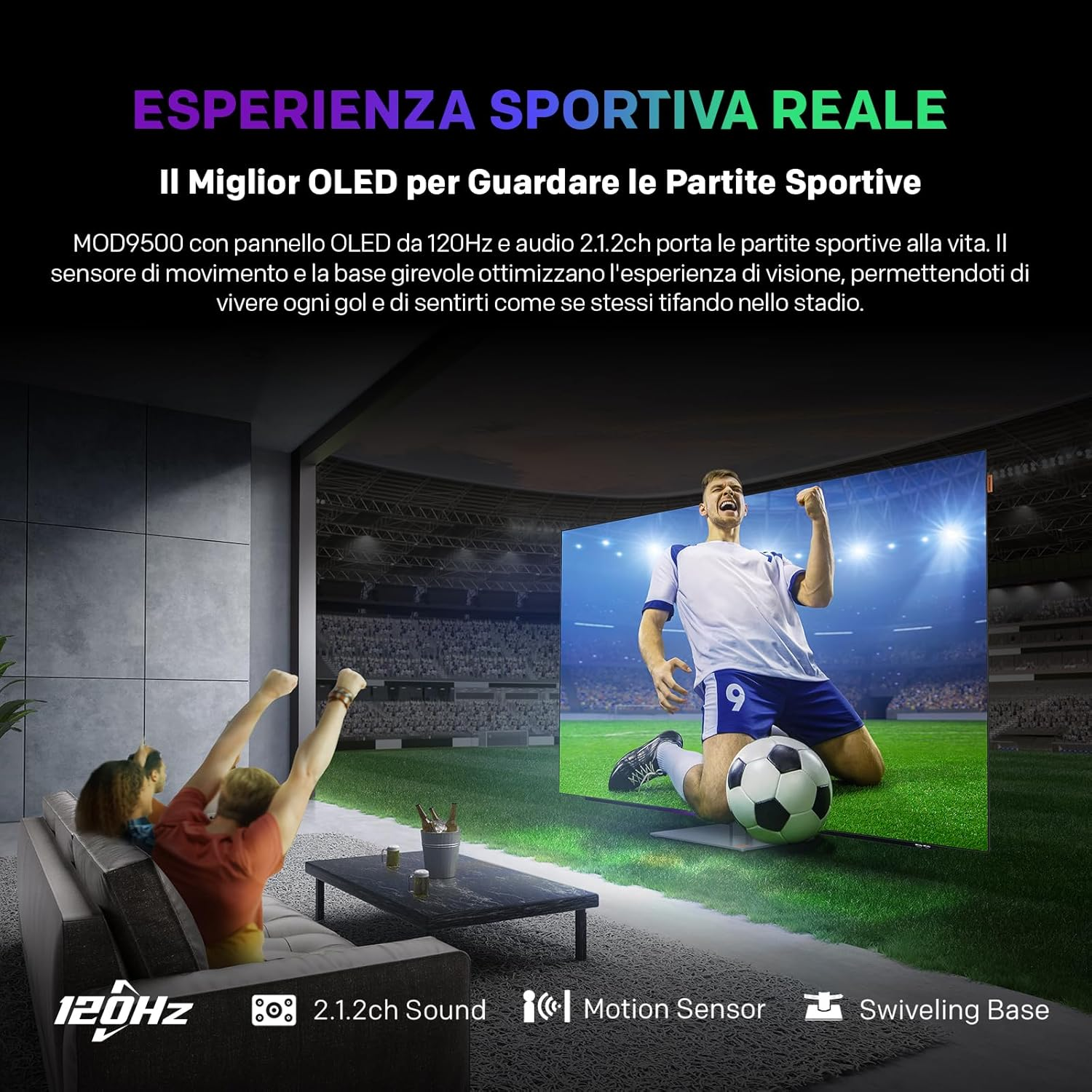 Un uomo celebra un gol di calcio su uno schermo TV mentre due persone guardano da un divano.