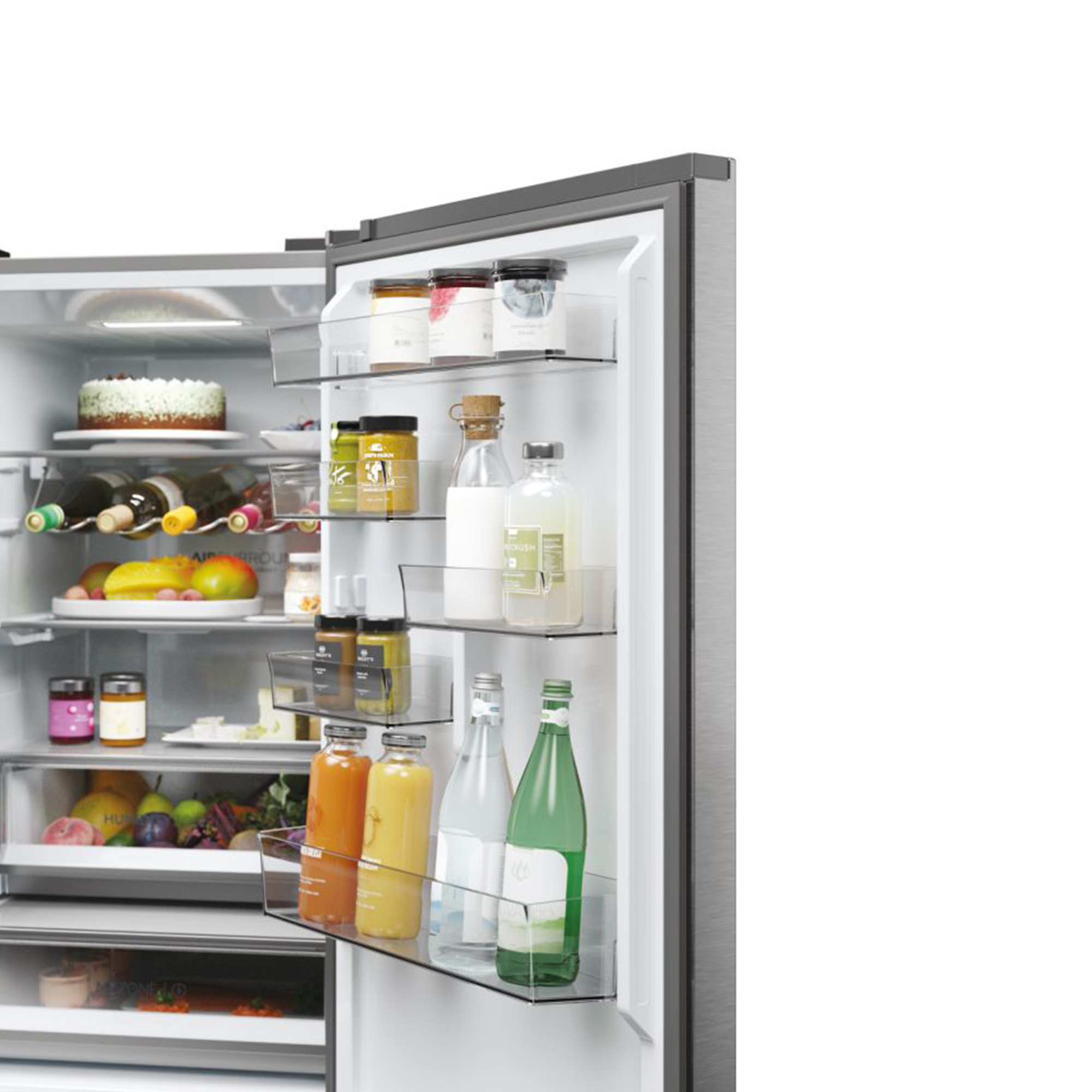 Ein offener Kühlschrank mit Lebensmitteln wie Kuchen, Flaschen und Obst.