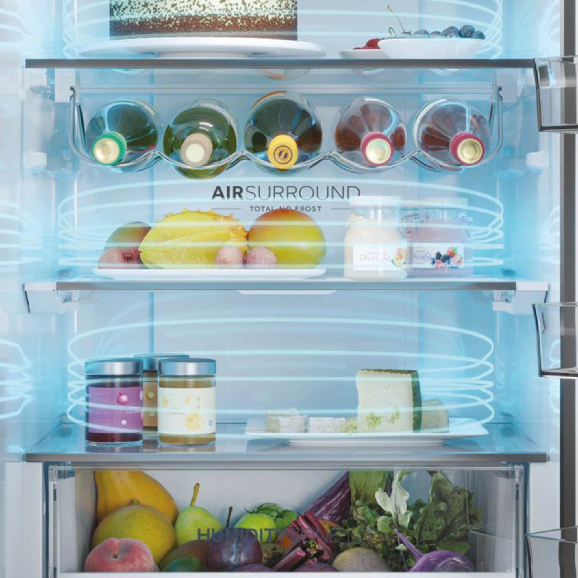 Im Kühlschrank: Kuchen, Flaschen, Obst, Gläser, Käse und Gemüse.