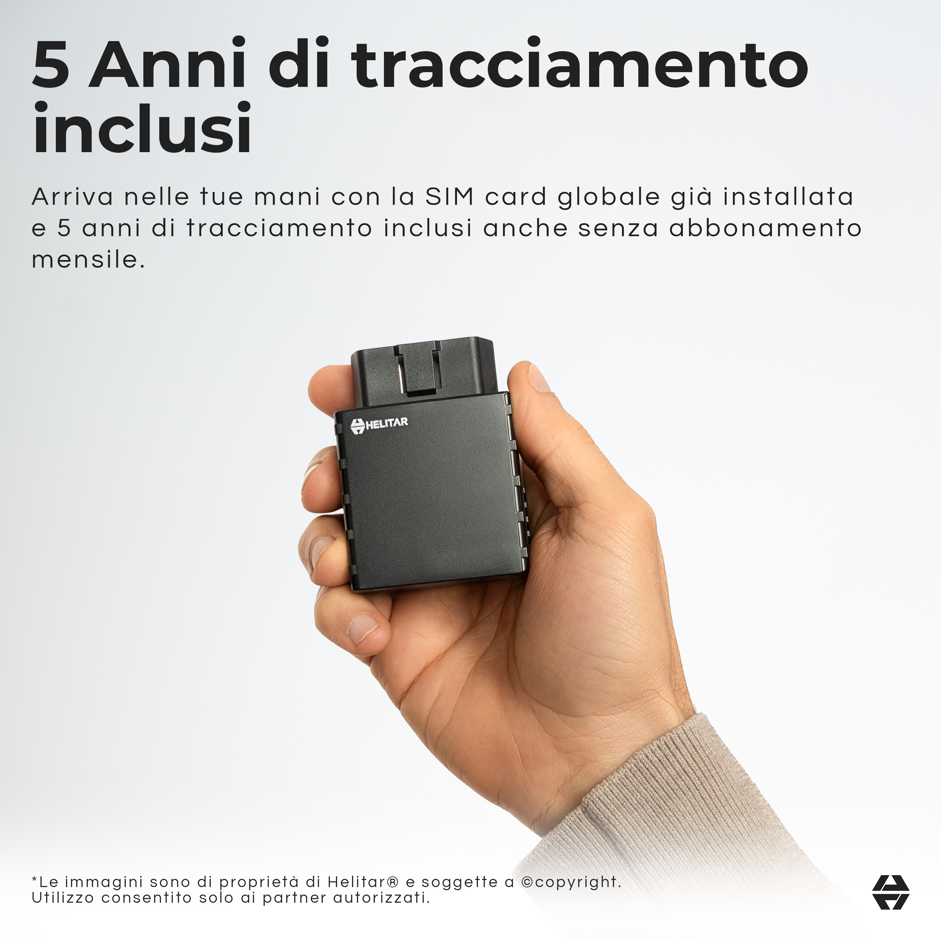 Una mano tiene un dispositivo di tracciamento GPS nero HELITAR. Il testo dice 5 anni inclusi.