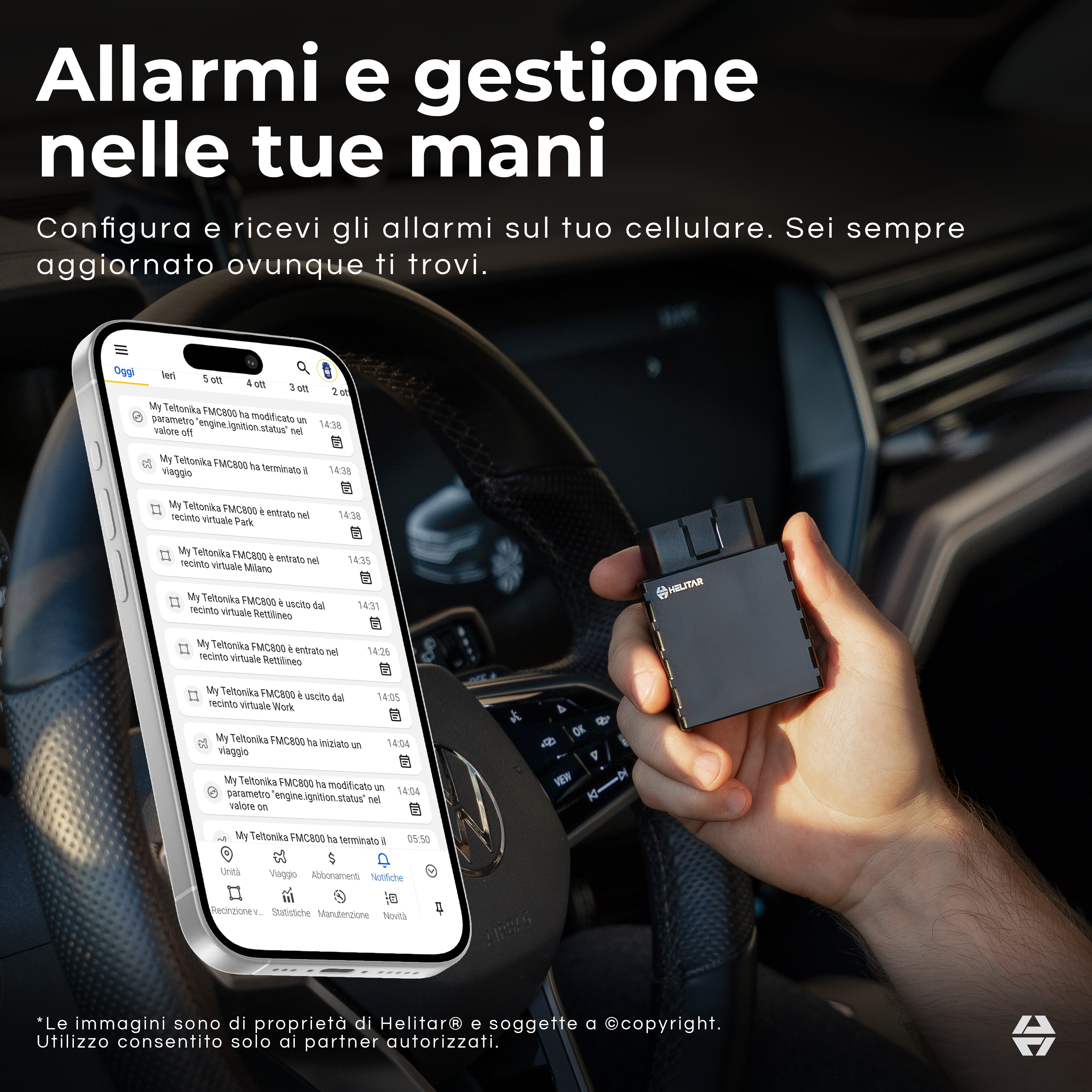 Una mano tiene un dispositivo Teltonika FMC800 nero collegato alla porta OBD dell'auto.