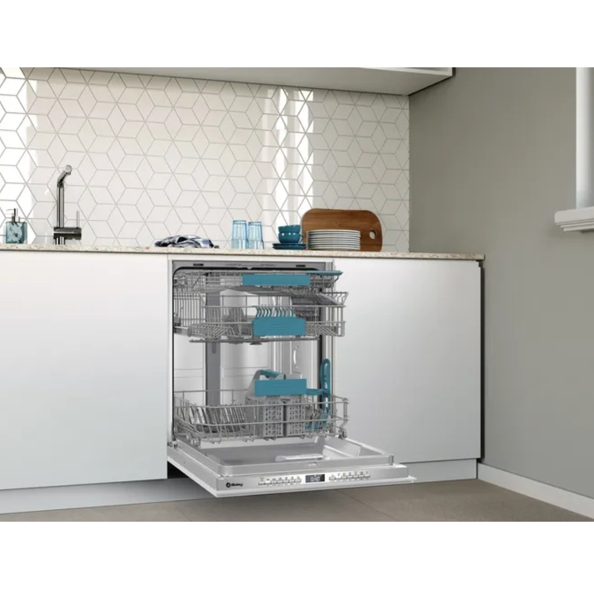 Een open vaatwasser met twee rekken, gevuld met vaatwerk. De keuken heeft witte kasten.