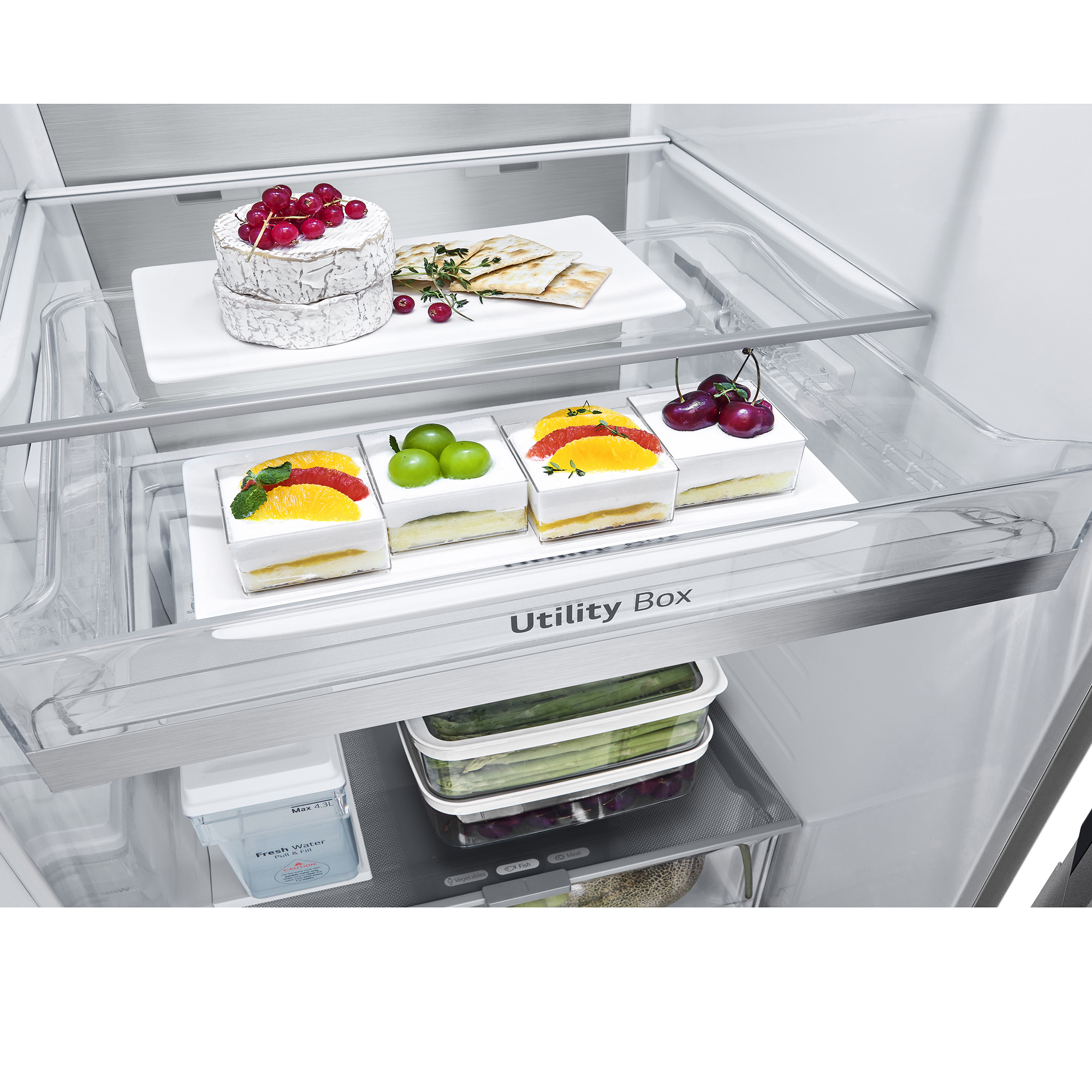 Queso, galletas, pasteles con fruta y verduras en cajones del frigorífico.