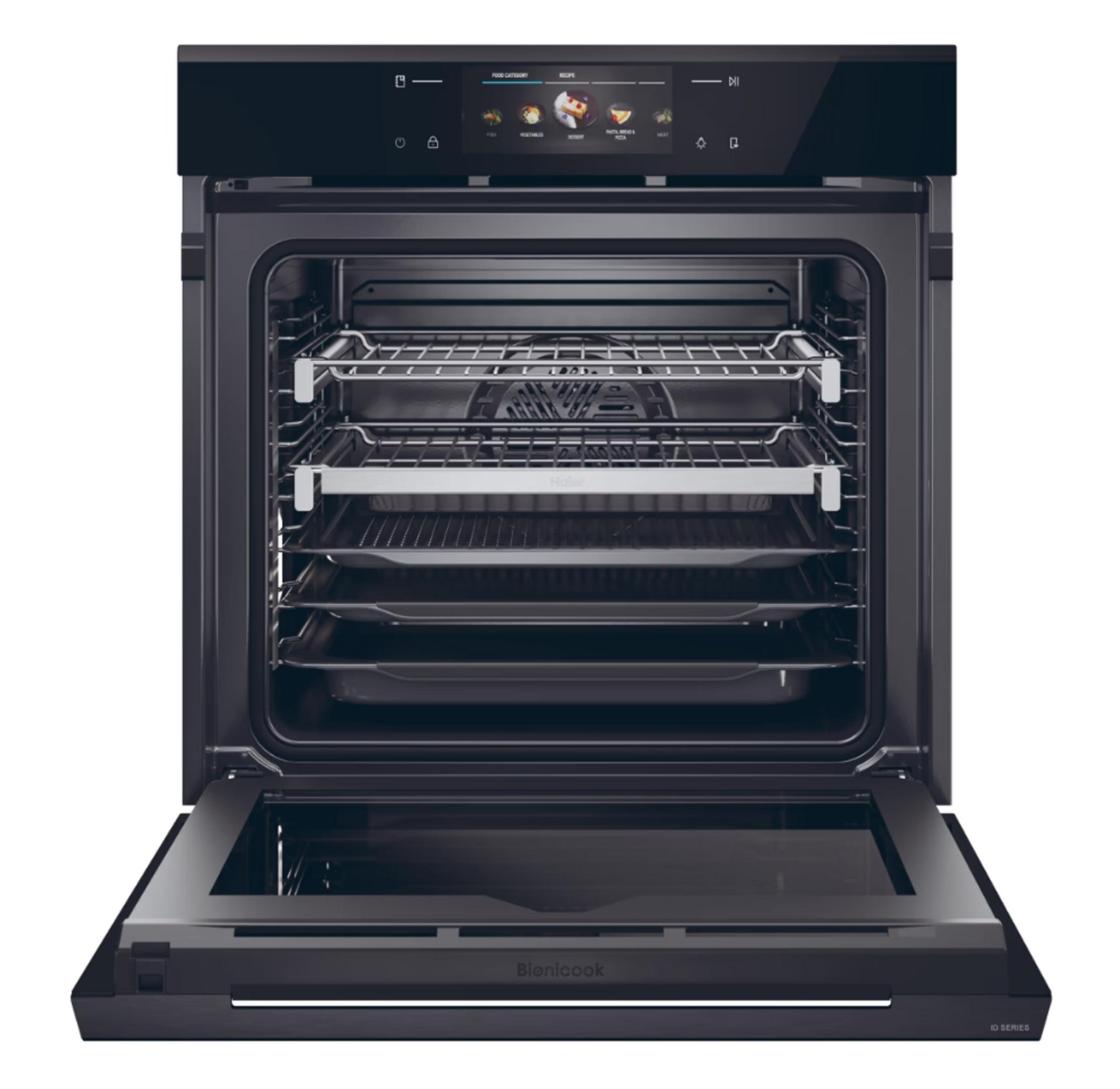 Un forno da incasso moderno e nero con la porta aperta, che mostra le griglie.