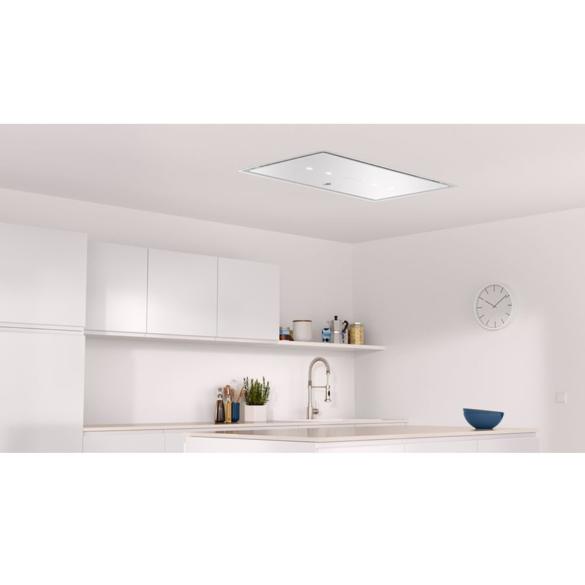 Moderna cucina bianca con cappa a soffitto, lavello e orologio.