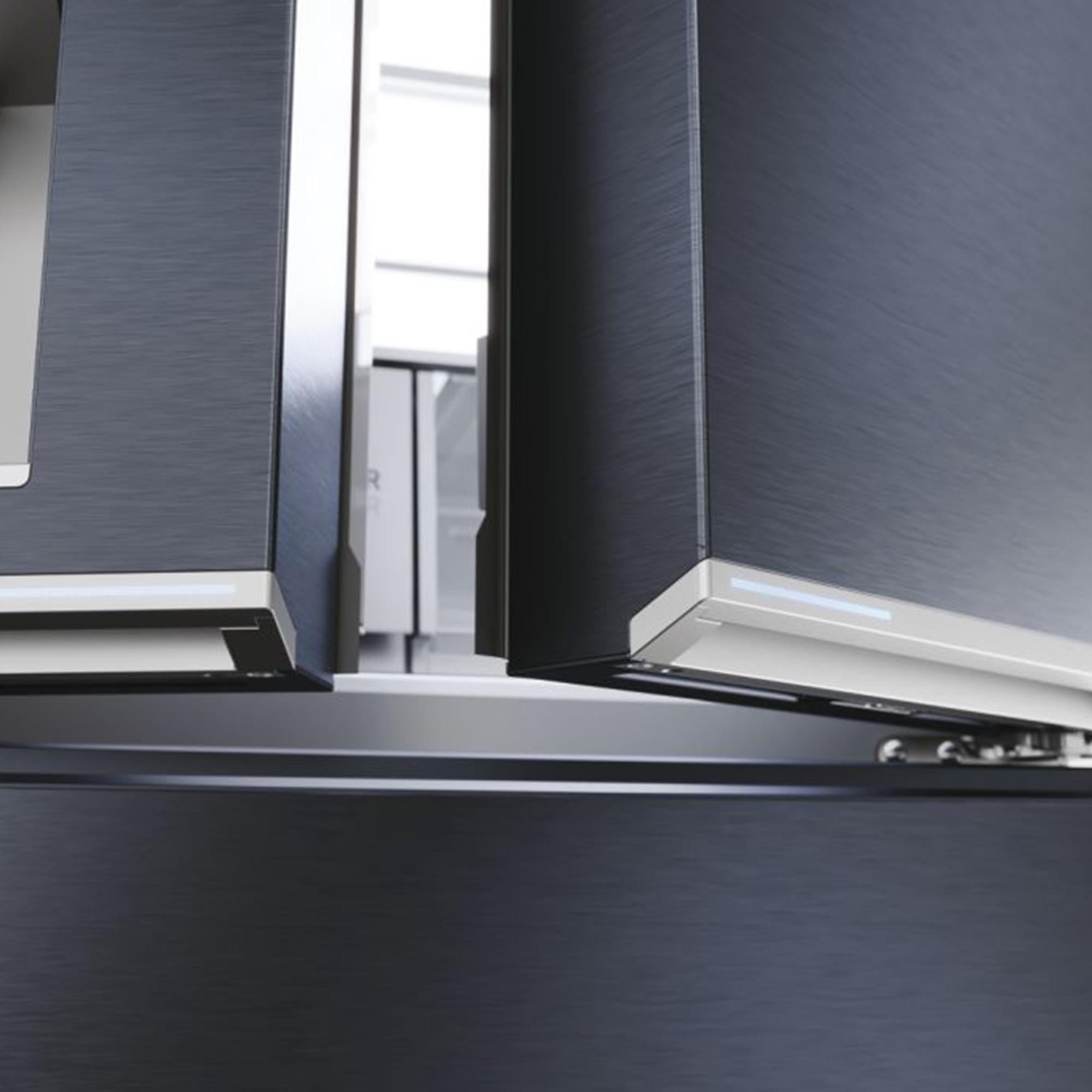 Refrigerador negro con puertas abiertas y luces.