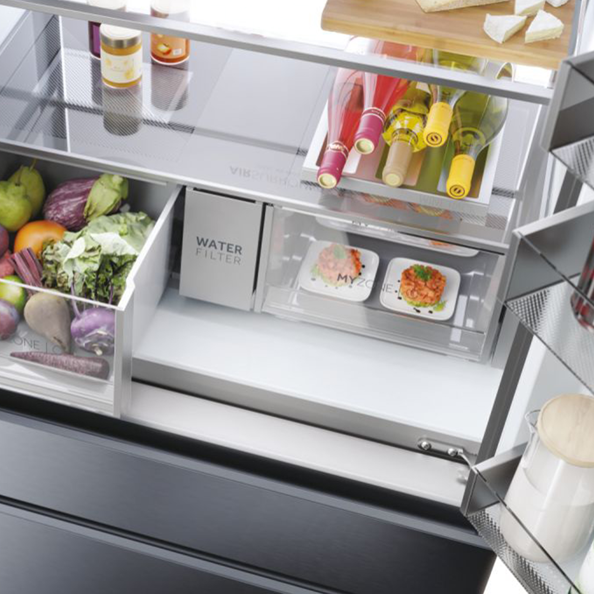 Refrigerador: frutas, verduras, botellas de vino, queso y frascos con contenido.