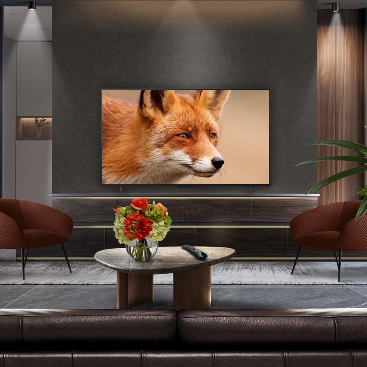 Un ritratto di volpe su un grande schermo TV sopra un tavolino.
