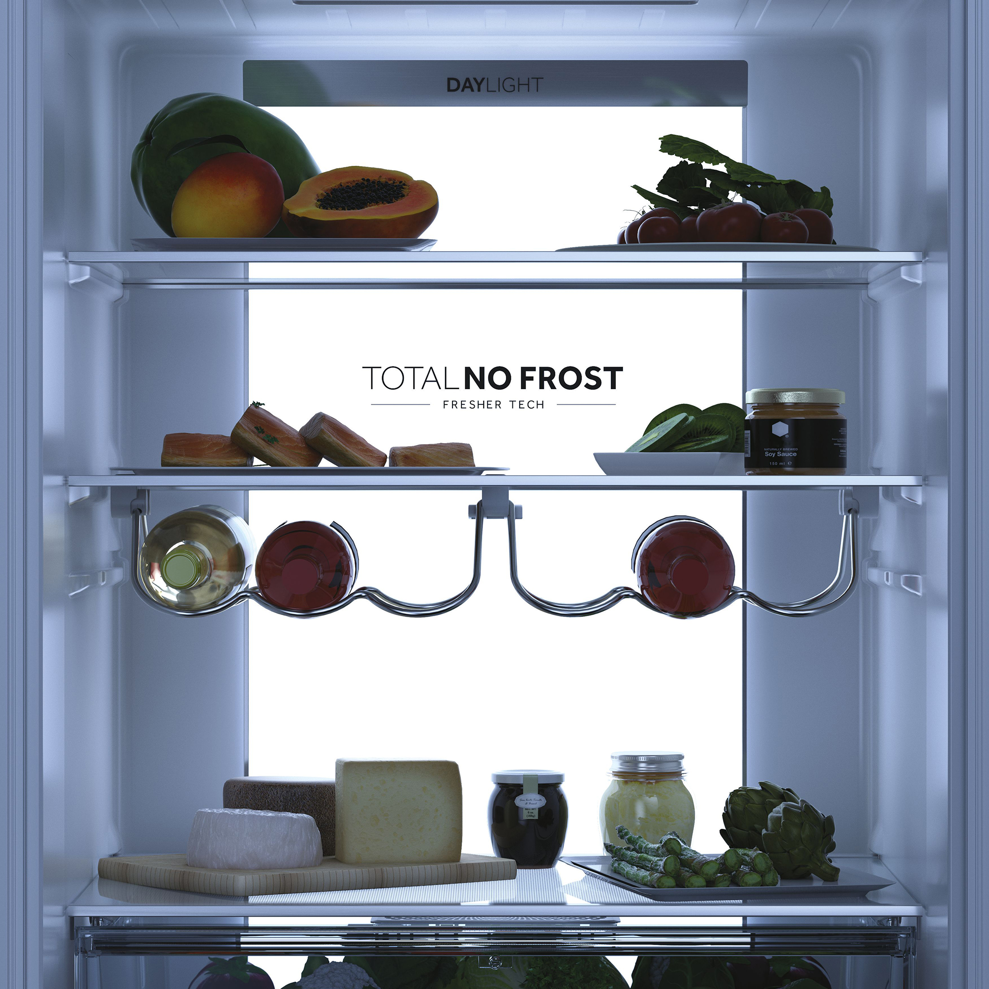 Un refrigerador abierto con frutas, verduras, quesos, botellas y frascos en varios estantes.