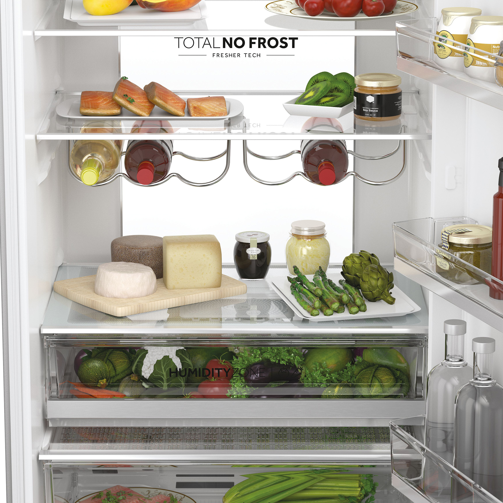 Interior de refrigerador con salmón, kiwis, queso, verduras y botellas.