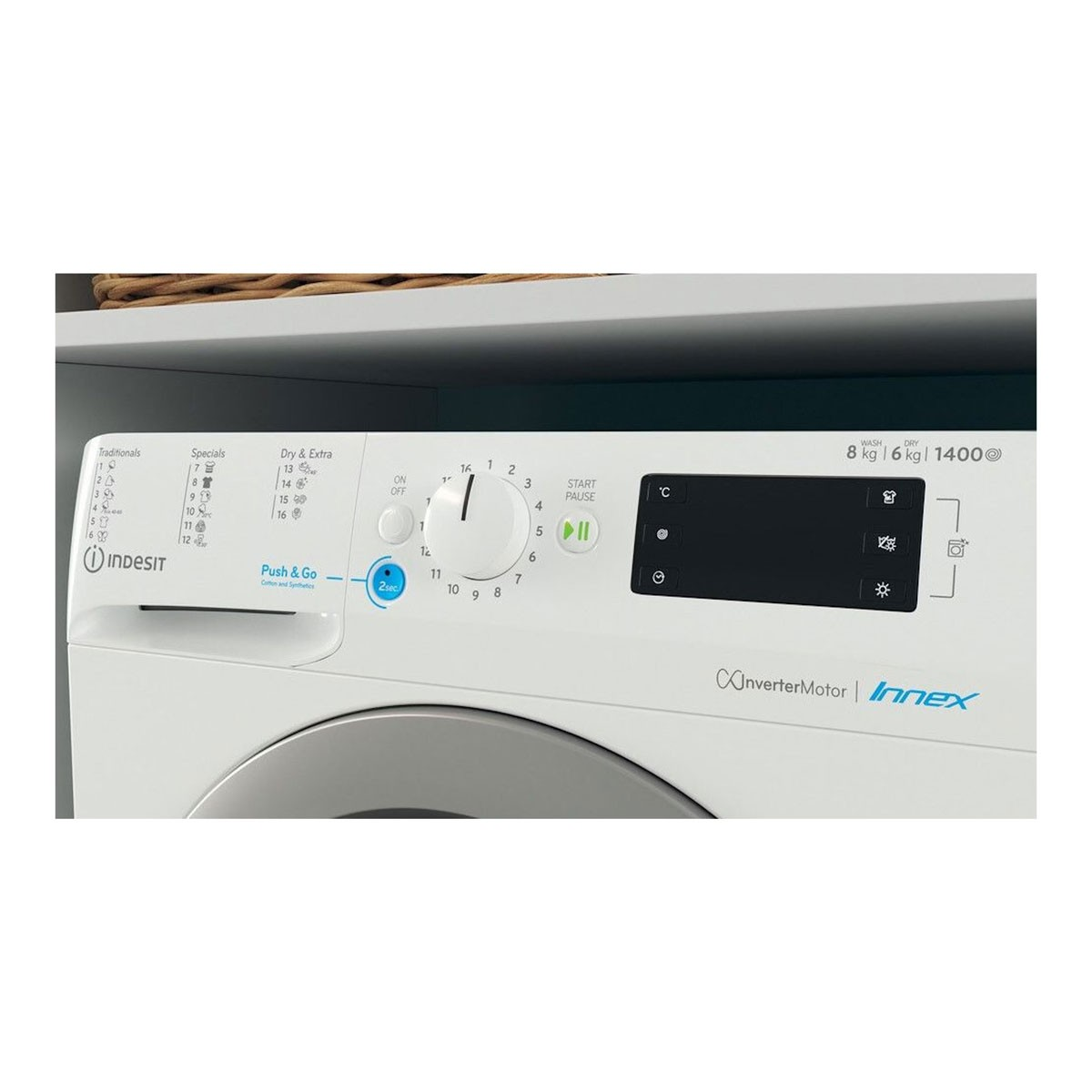 Wit Indesit wasmachine bedieningspaneel met programma's, draaiknop, scherm en knoppen.