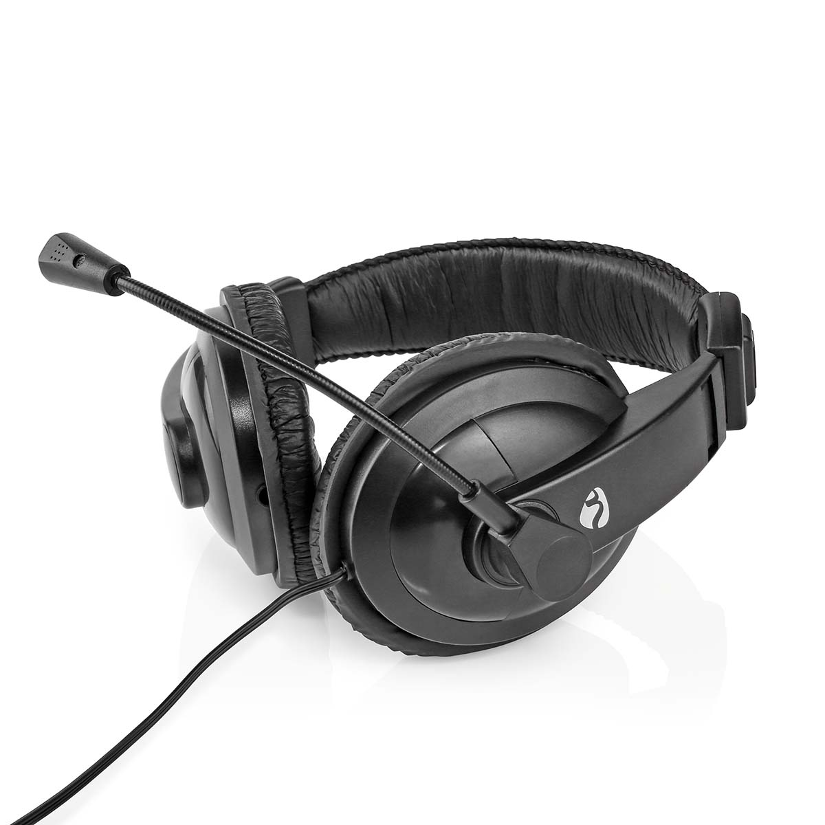 Schwarze Over-Ear-Kopfhörer mit flexiblem Mikrofonarm und weißem Logo an der Ohrmuschel.